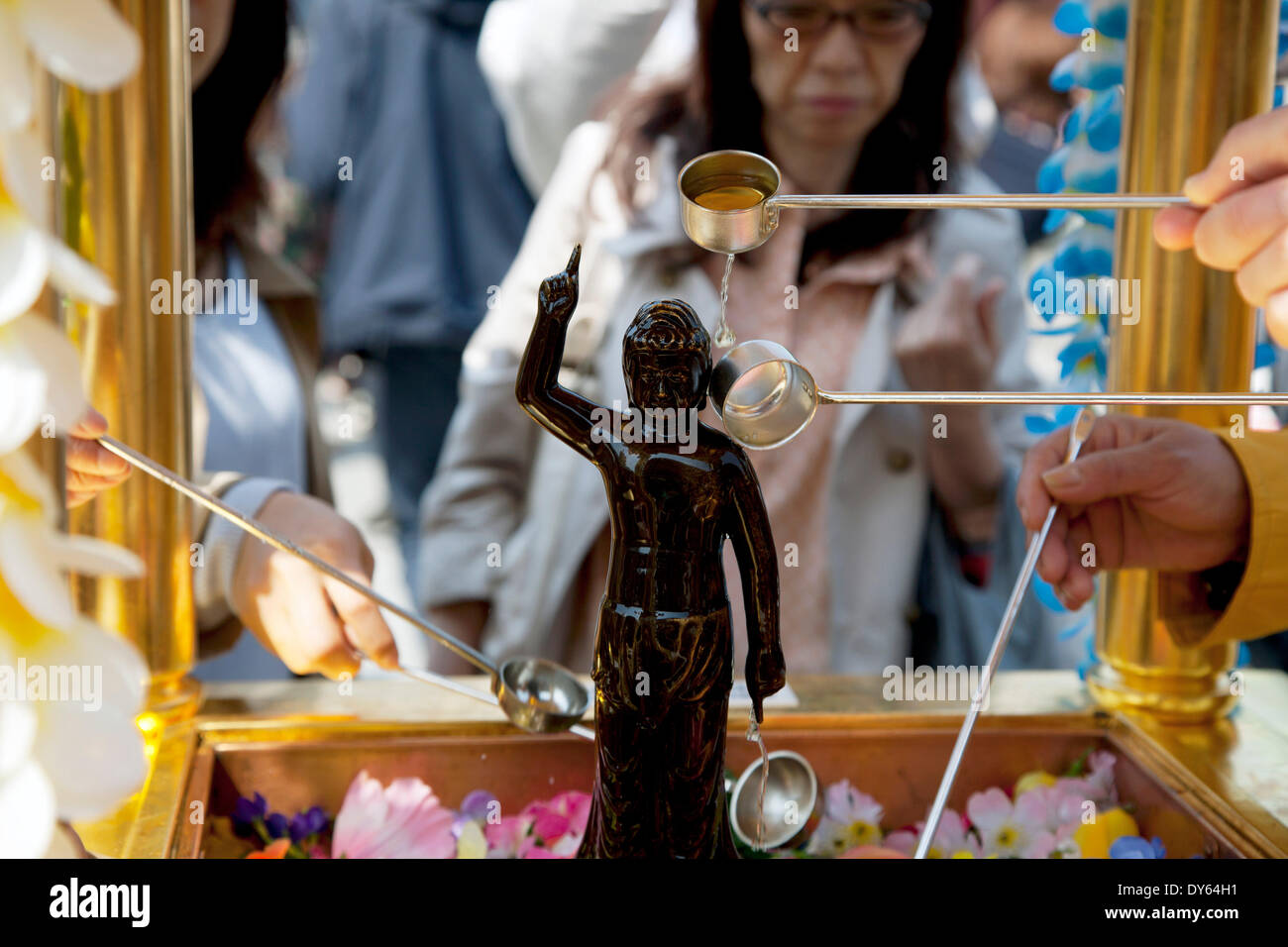 Tokyo Japon Les Gens Pour Am Cha Plateau A L Aide D Une Louche Sur Un Bebe Buddha Figurine Au Temple Sensoji A Asakusa Le 8 Avril 14 Le Hana Matsuri Ou Floral Festival Celebre