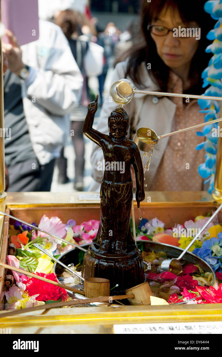 Tokyo Japon Les Gens Pour Am Cha Plateau A L Aide D Une Louche Sur Un Bebe Buddha Figurine Au Temple Sensoji A Asakusa Le 8 Avril 14 Le Hana Matsuri Ou Floral Festival Celebre