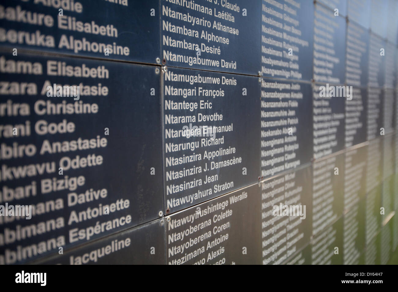 Kigali, Rwanda. 6 avril 2014. Un mur du souvenir à l'extérieur du Mémorial du Génocide de Kigali Centre avec certains des noms de personnes tuées sur le site pendant le génocide contre les Tutsis. Cette semaine marque le 20e anniversaire du génocide. Au cours de la période de 100 jours environ à partir de 7 avril 1994 jusqu'à la mi-juillet, on estime que 500 000-1 000 000 Rwandais ont été tués, constituant jusqu'à 20 % de la population totale du pays et 70 % des Tutsi vivant alors au Rwanda. Banque D'Images