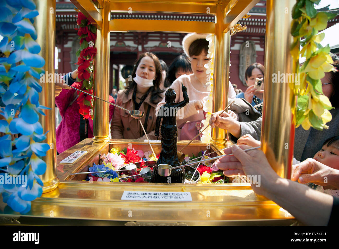 Tokyo Japon Les Gens Pour Am Cha Plateau A L Aide D Une Louche Sur Un Bebe Buddha Figurine Au Temple Sensoji A Asakusa Le 8 Avril 14 Le Hana Matsuri Ou Floral Festival Celebre