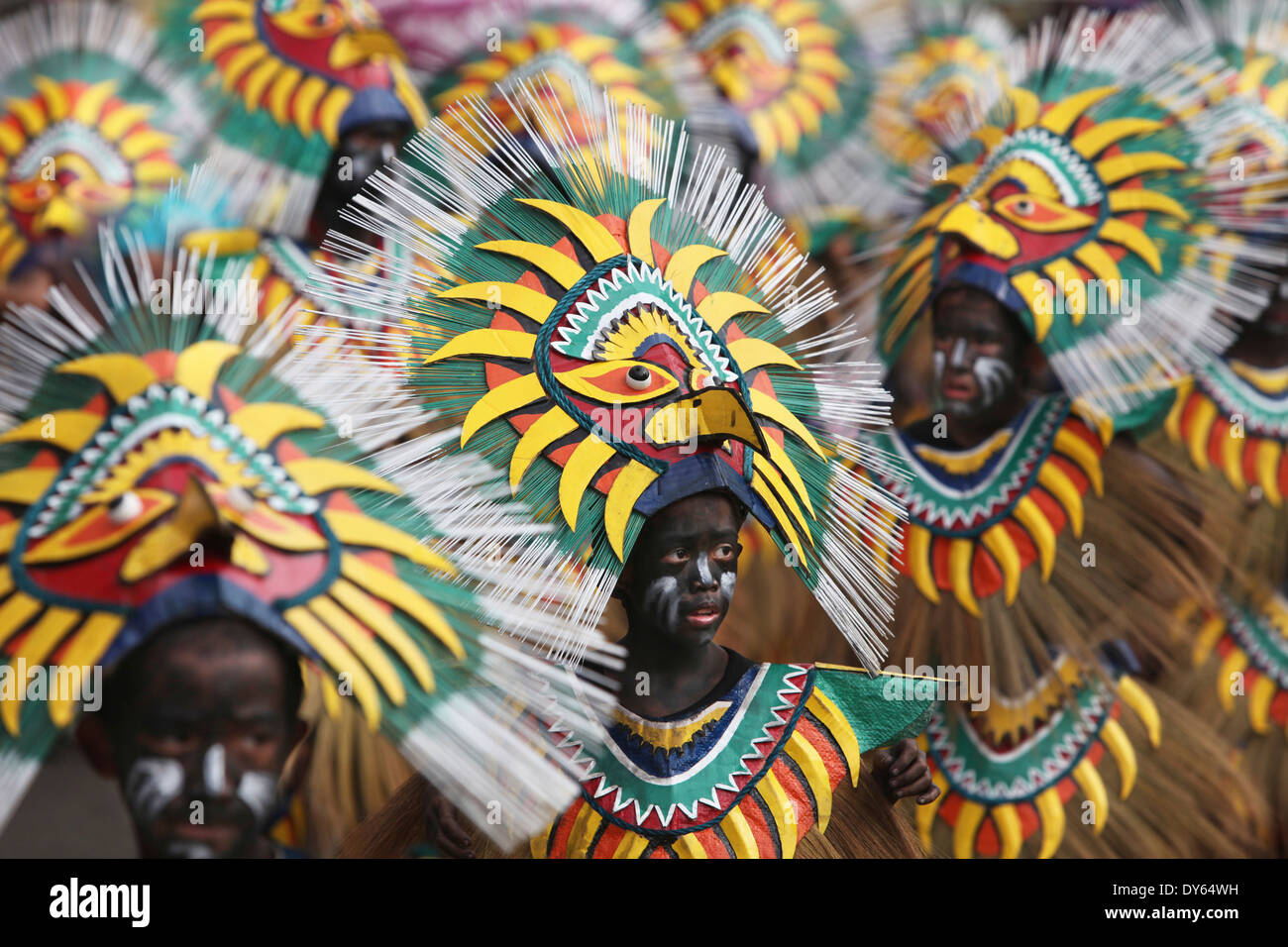 Les garçons au Festival Ati Atihan portant des vêtements, de l'île de Panay Aklan Kalibo, Philippines Banque D'Images