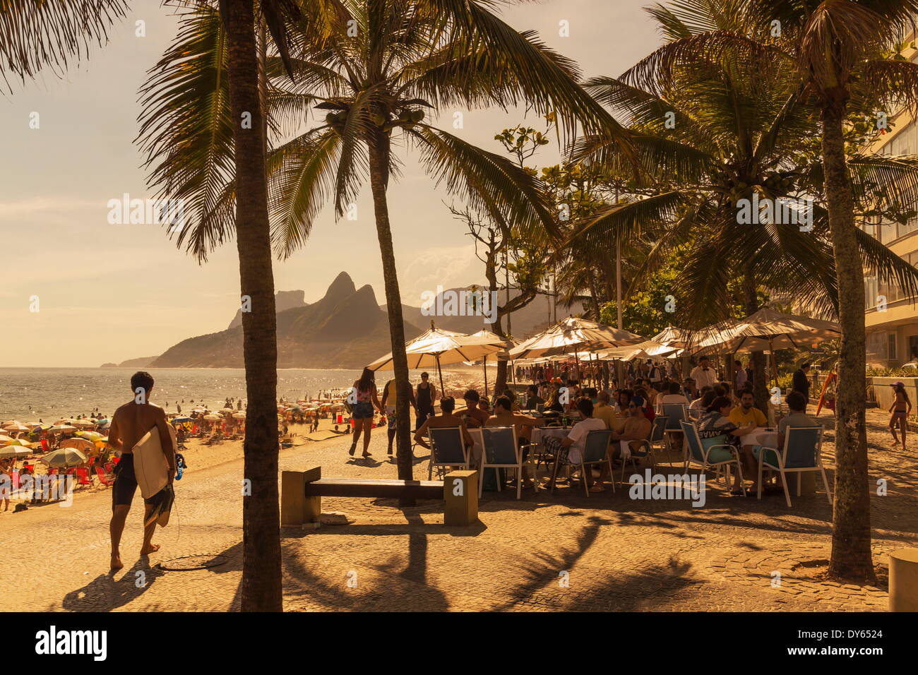 Plage et café, Rio de Janeiro, Brésil, Amérique du Sud Banque D'Images