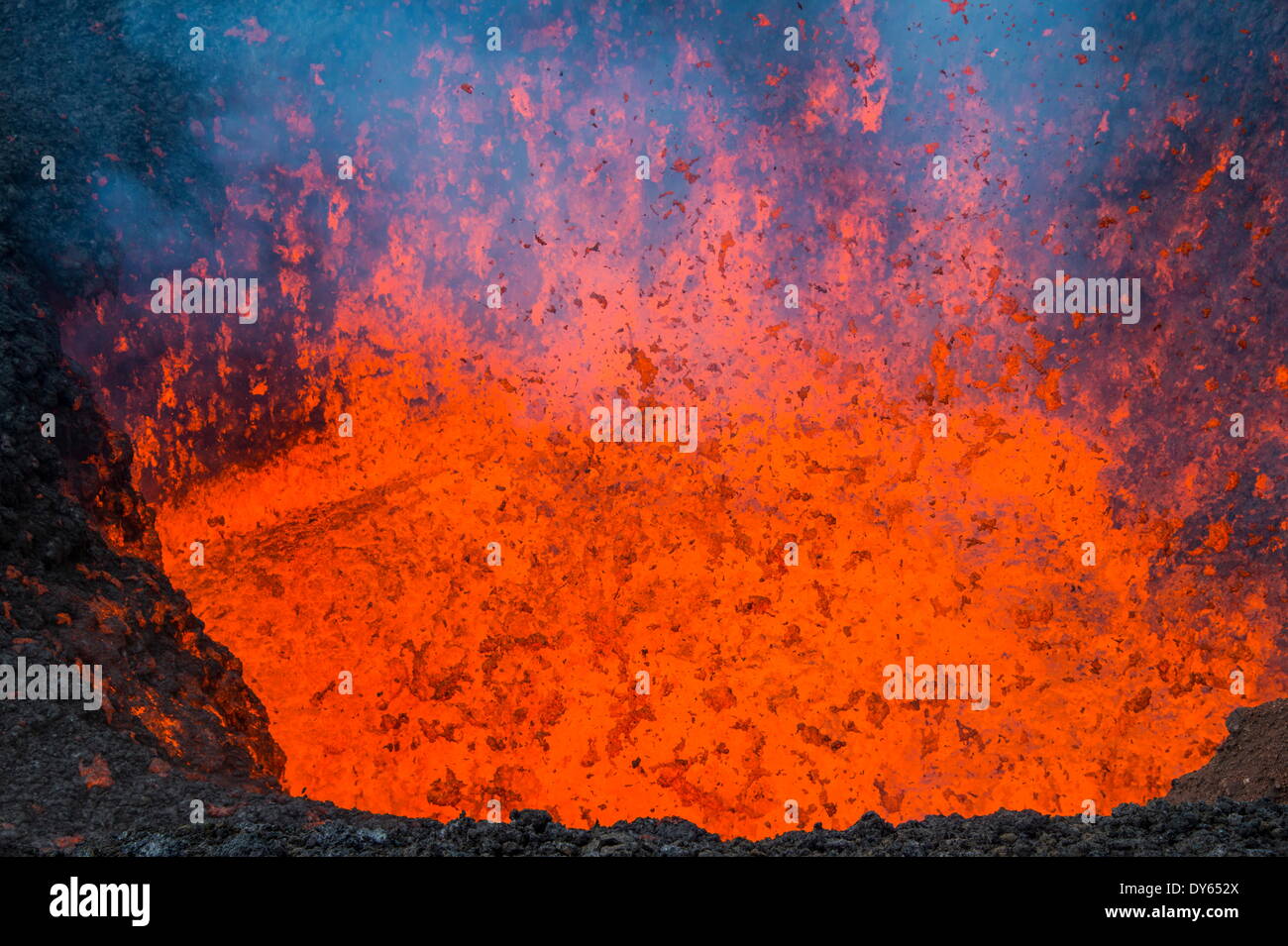 Éruption de laves actives sur le volcan Tolbachik, du Kamtchatka, la Russie, l'Eurasie Banque D'Images
