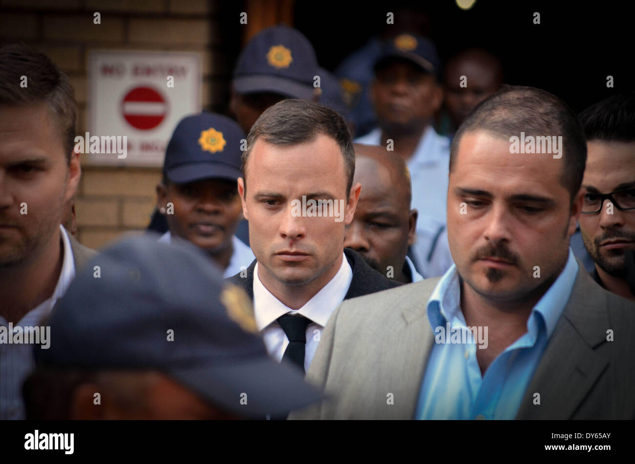 Pretoria, Afrique du Sud. Apr 7, 2014. Oscar Pistorius est vu quitter le Nord Gauteng Haute Cour de Pretoria après le premier jour de son témoignage à son procès pour meurtre. (Photo par Frans Sello waga/NurPhoto) Credit : Frans Sello/NurPhoto ZUMAPRESS.com/Alamy Waga/Live News Banque D'Images