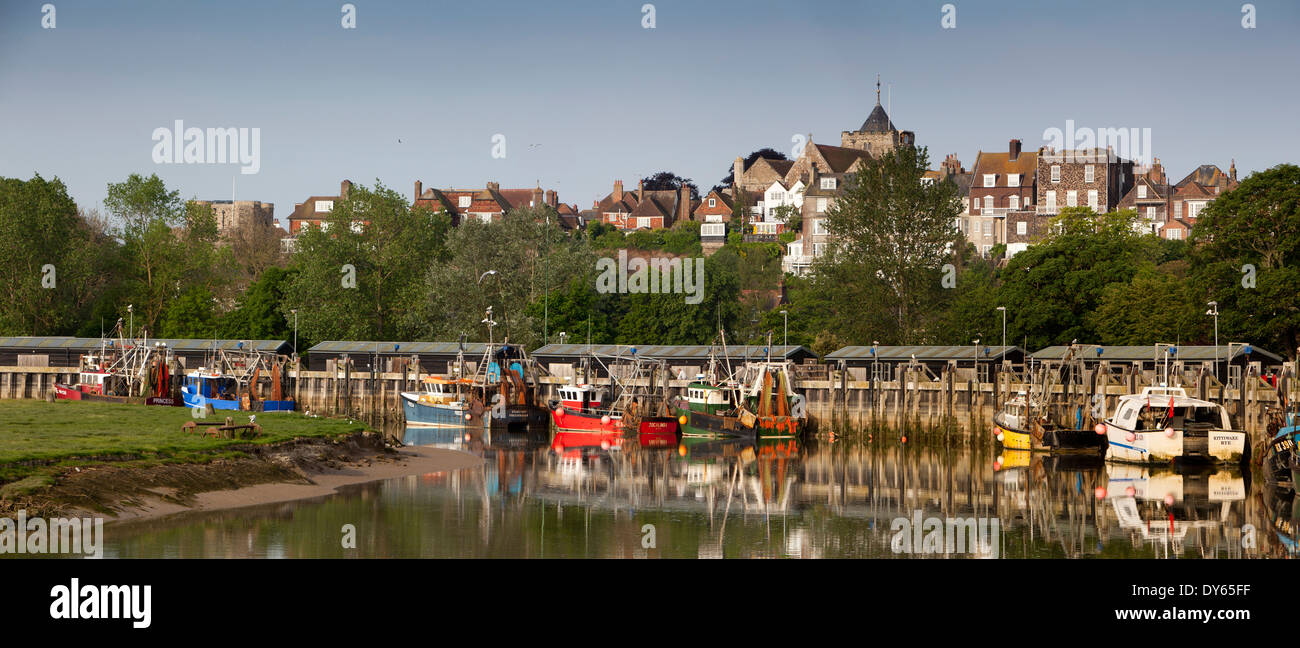 East Sussex, seigle, bateaux de pêche amarrés sur le quai rivière Rother au-dessous de la ville, vue panoramique Banque D'Images