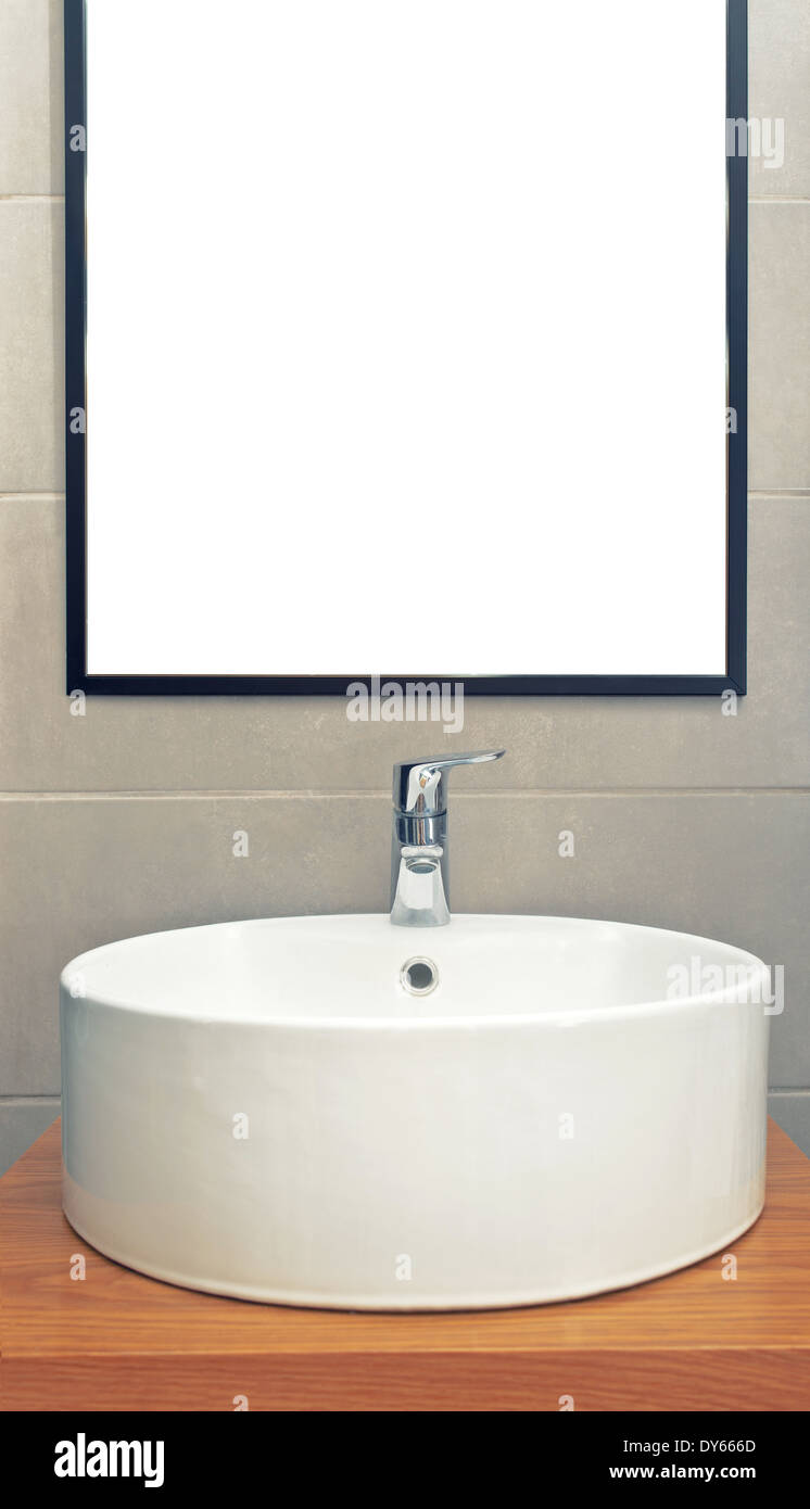 Lavabo dans la salle de bains élégante avec miroir sur le mur, l'intérieur du détail Banque D'Images