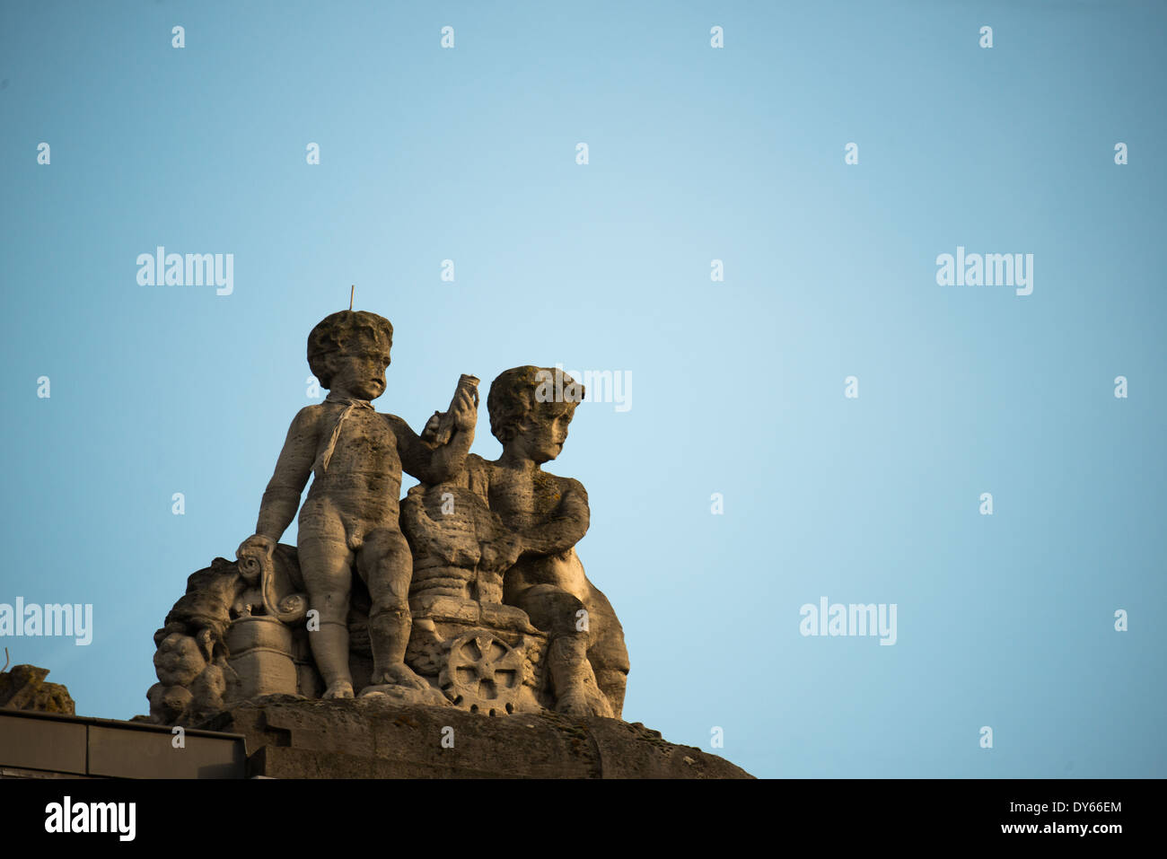 Sculpture de la Bourse de Bruxelles // le bâtiment abritant la Bourse de Bruxelles, près de la Grand place, n'a pas de nom spécifique mais a été construit de 1868 à 1873. Il mêle des éléments des styles architecturaux néo-Renaissance et second Empire et est décoré d'ornements et de sculptures créés par des artistes célèbres, dont les frères Jacques et Joseph Jacquet, Guillaume de Groot, le sculpteur français Albert-Ernest Carrier-Belleuse et son assistant Auguste Rodin. Banque D'Images