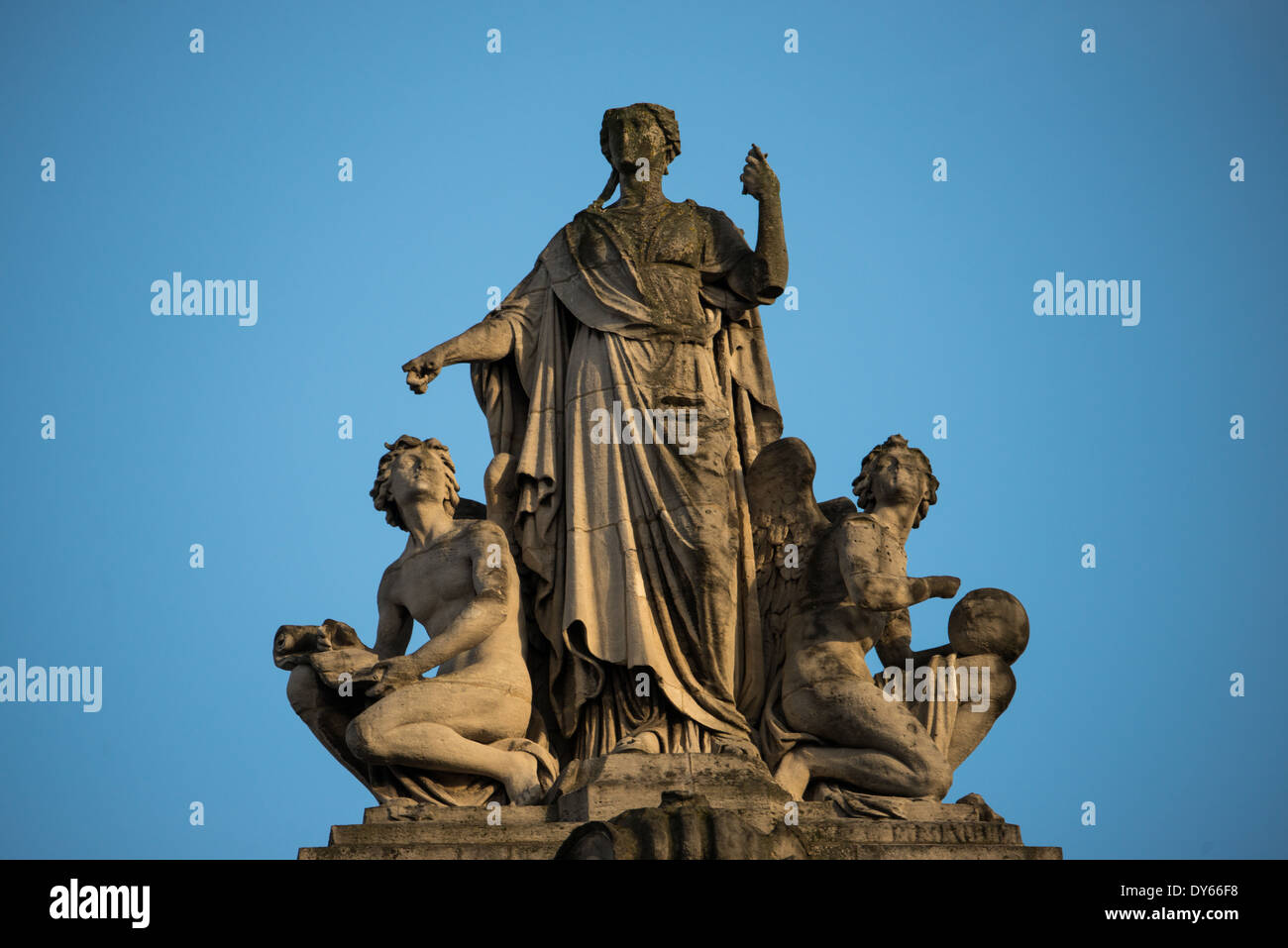 Sculpture de la Bourse de Bruxelles // le bâtiment abritant la Bourse de Bruxelles, près de la Grand place, n'a pas de nom spécifique mais a été construit de 1868 à 1873. Il mêle des éléments des styles architecturaux néo-Renaissance et second Empire et est décoré d'ornements et de sculptures créés par des artistes célèbres, dont les frères Jacques et Joseph Jacquet, Guillaume de Groot, le sculpteur français Albert-Ernest Carrier-Belleuse et son assistant Auguste Rodin. Banque D'Images