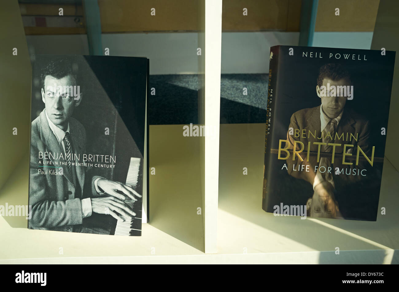 Livres sur le compositeur Benjamin Britten en exposition dans une librairie dans sa ville d'Aldeburgh, Suffolk, UK. Banque D'Images