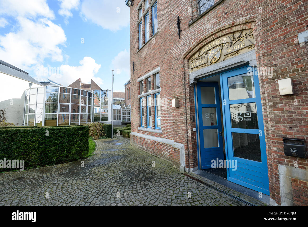 Groeningemuseum entrée Bruges Belgique // BRUGES, Belgique — le Groeningemuseum, premier musée d'art municipal de Bruges, abrite l'une des plus importantes collections de flamands de Belgique Le bâtiment du musée abrite une collection exceptionnelle de peintures primitives flamandes et d'autres chefs-d'œuvre de diverses époques. Cette institution culturelle joue un rôle crucial dans la préservation et la mise en valeur du patrimoine artistique de Bruges. Banque D'Images