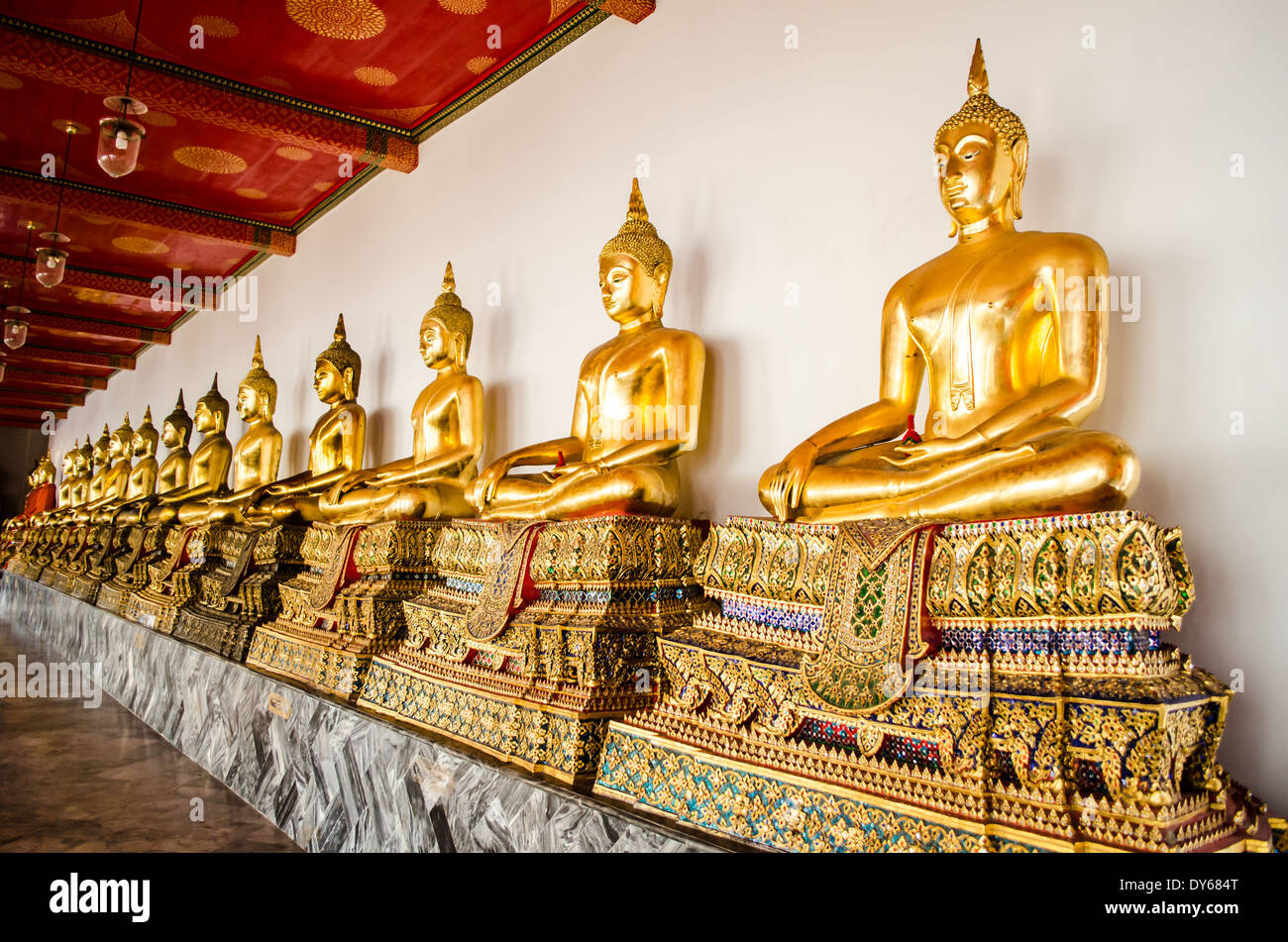 Statue de Bouddha au temple thaïlandais Banque D'Images