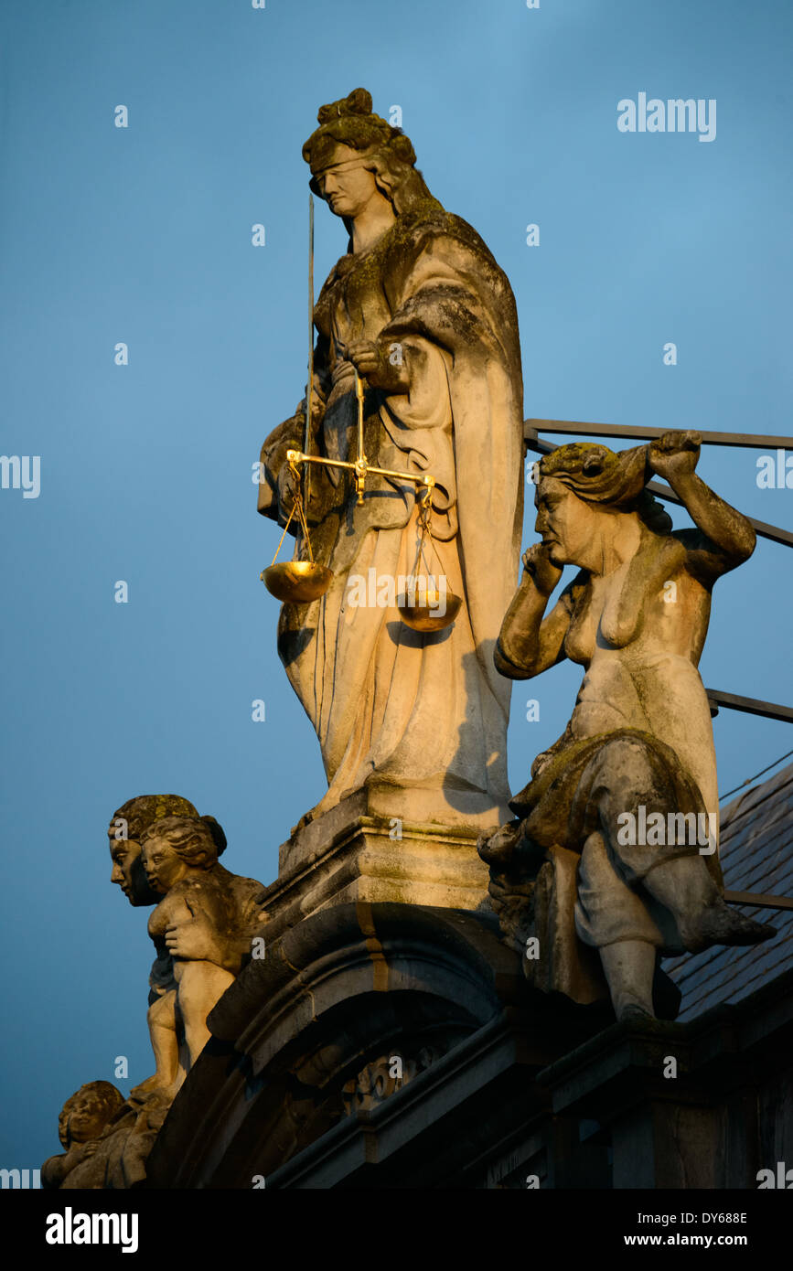 BRUGES, Belgique - la lumière du matin prend une statue de la Justice au sommet de la Maison Provost (Proosdij), un bâtiment baroque historique datant de 1666 sur la place Burg et se tenant en face de l'hôtel de ville gothique (Stadhuis). La maison de Provost a été utilisée comme résidence de l'évêque de Bruges et abrite maintenant les bureaux du gouvernement de la province de Flandre Occidentale. L'architecture médiévale et les canaux sereins façonnent le paysage urbain de Bruges, souvent appelé « la Venise du Nord ». Ville classée au patrimoine mondial de l'UNESCO, Bruges offre aux visiteurs un voyage dans le passé de l'Europe, avec son bu bien conservé Banque D'Images