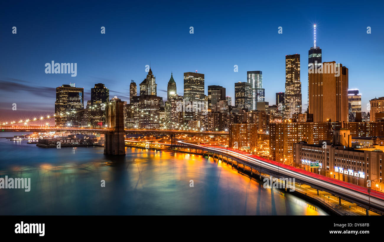 Pont de Brooklyn et le quartier financier de New York au crépuscule Banque D'Images