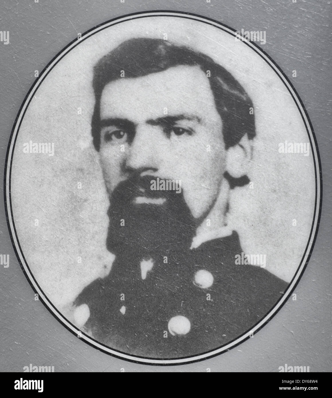 Lt Col Rufus Dawes, USA - dollected une brassée d'épées de remettre les agents confédérés dans le chemin de fer coupe pendant la bataille de Gettysburg, Juillet 1863 Banque D'Images