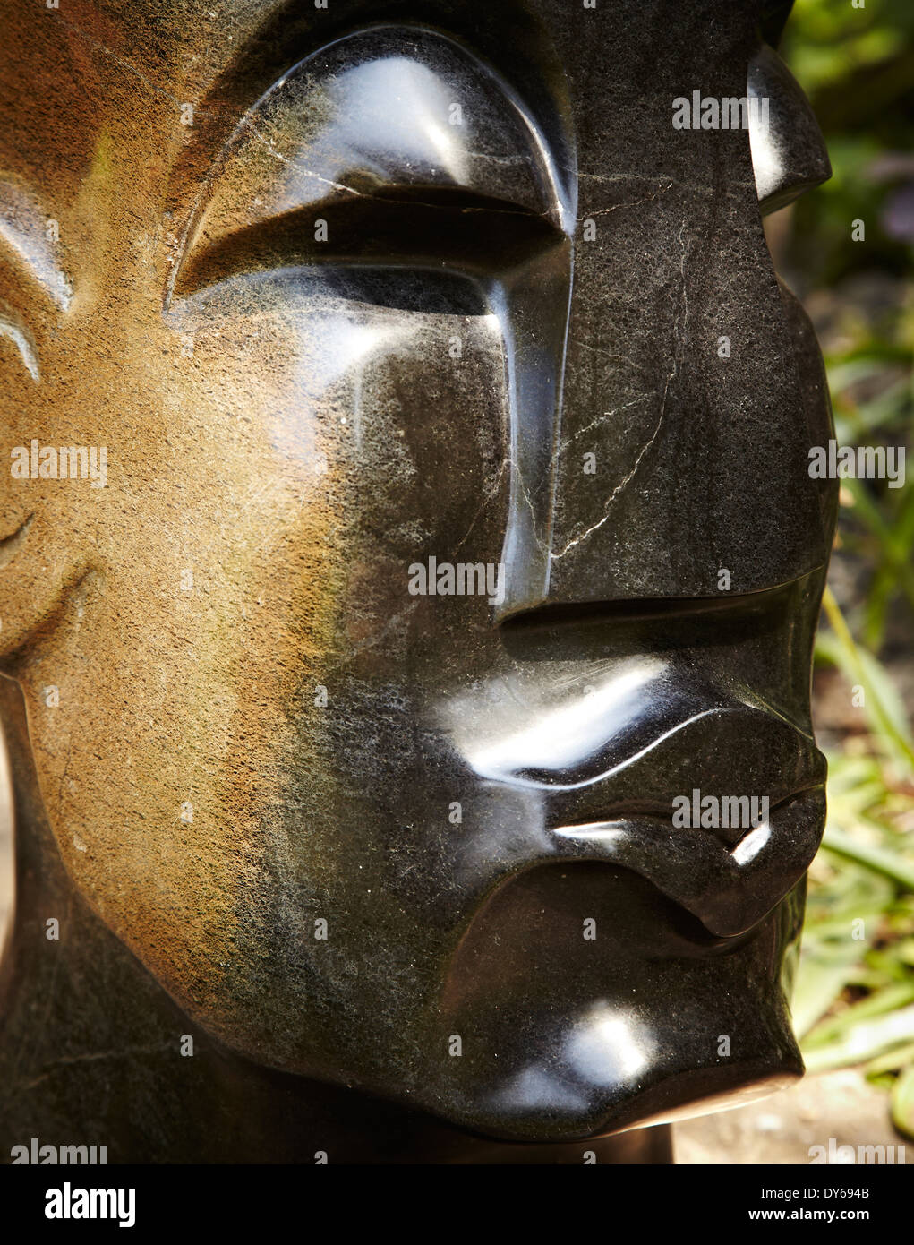 Un gros plan d'un Africain noir et marron sculpture en pierre Banque D'Images