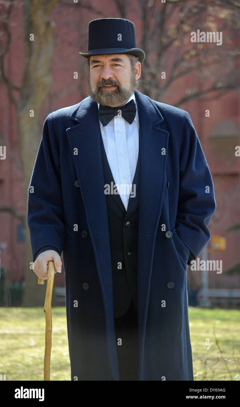 Portrait d'un acteur habillé comme Sherlock Holmes dans un film à Washington Square Park à New York City Banque D'Images