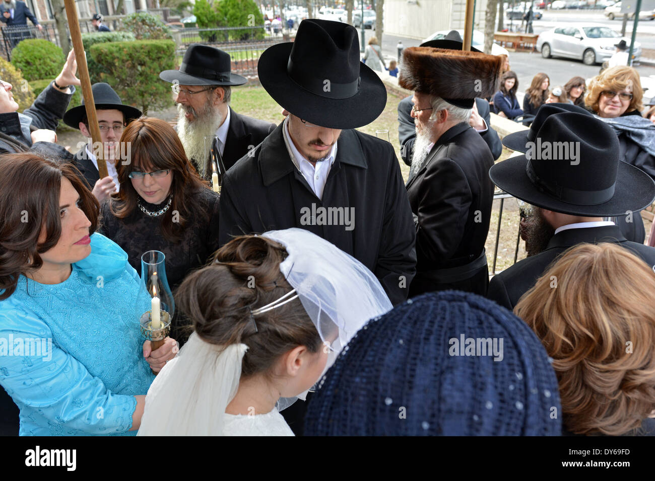 Un juif religieux orthodoxe mariés sous un auvent à leur cérémonie de mariage à Loubavitch siège à Brooklyn, NY Banque D'Images