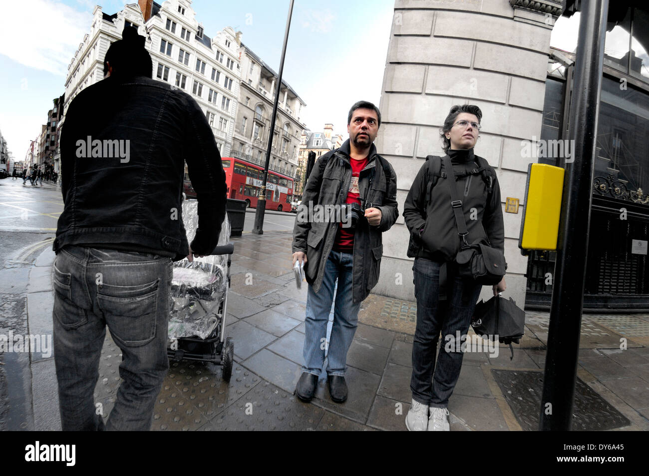 Londres, Angleterre, Royaume-Uni. Les gens qui attendent de traverser la route dans Piccadilly Banque D'Images