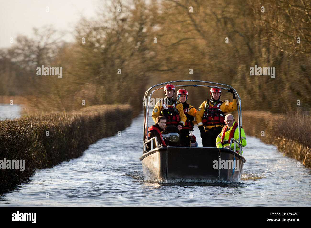 Les inondations sur les Somerset Levels - les résidents de Muchelney approchant Langport sur un bateau monté par un Devon et Somerset Fire Cheminée Banque D'Images