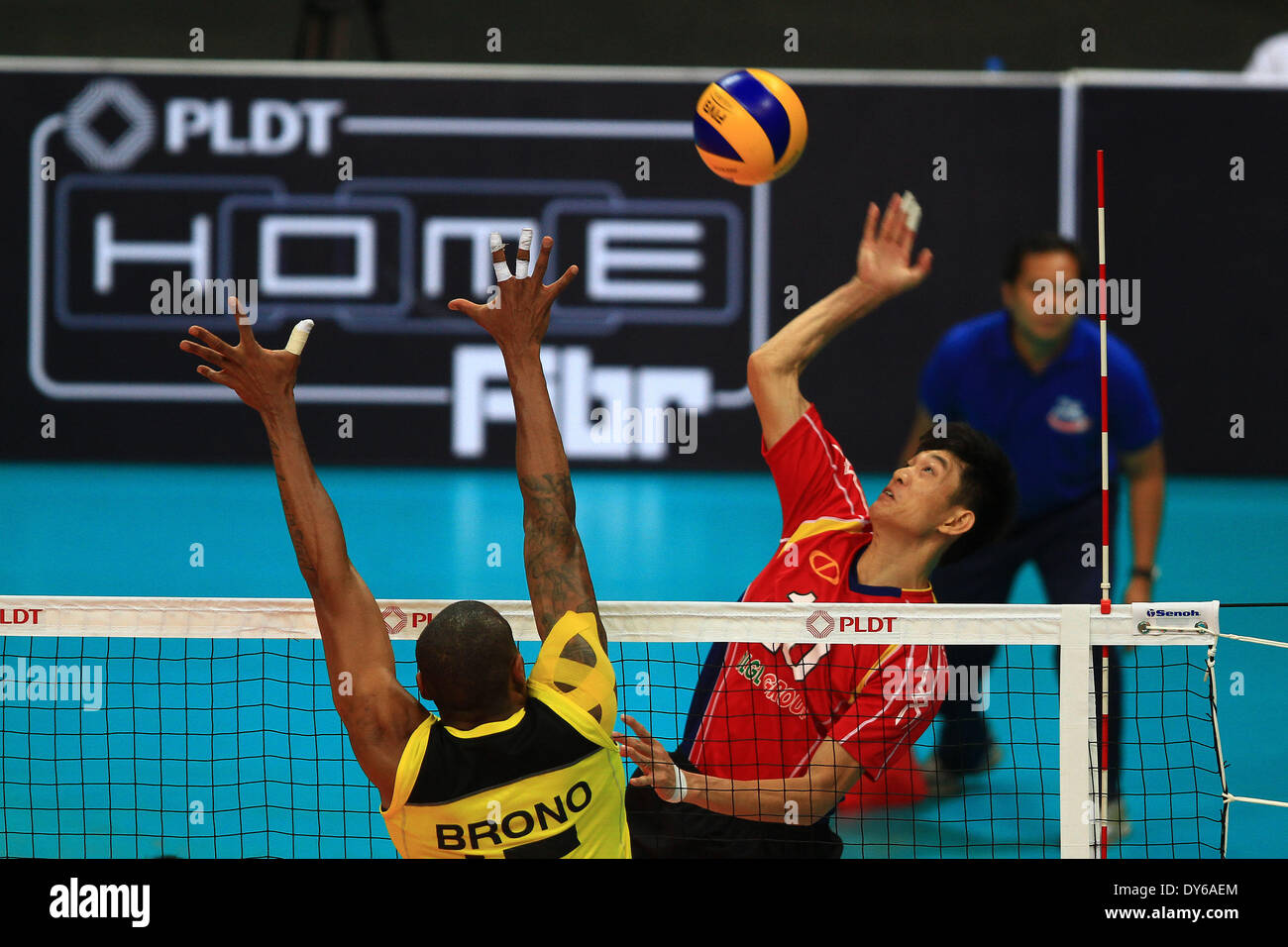 Pasay. 8Th apr 2014. Van Hanh Nguyen (2e L) du Vietnam crampons la balle au cours de l'Asie 2014 Men's Volleyball Club contre le Vietnam à Pasay City, Philippines le 8 avril 2014. Le Vietnam a gagné 3-2. Credit : Rouelle Umali/Xinhua/Alamy Live News Banque D'Images