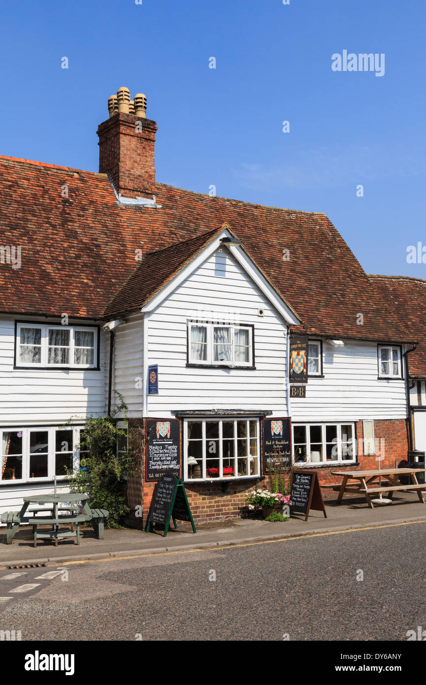 Le Chequers Inn pub dans un bâtiment typique du Kent à clin blanc dans le vieux village anglais de Smarden, Kent, Angleterre, Royaume-Uni, Angleterre Banque D'Images