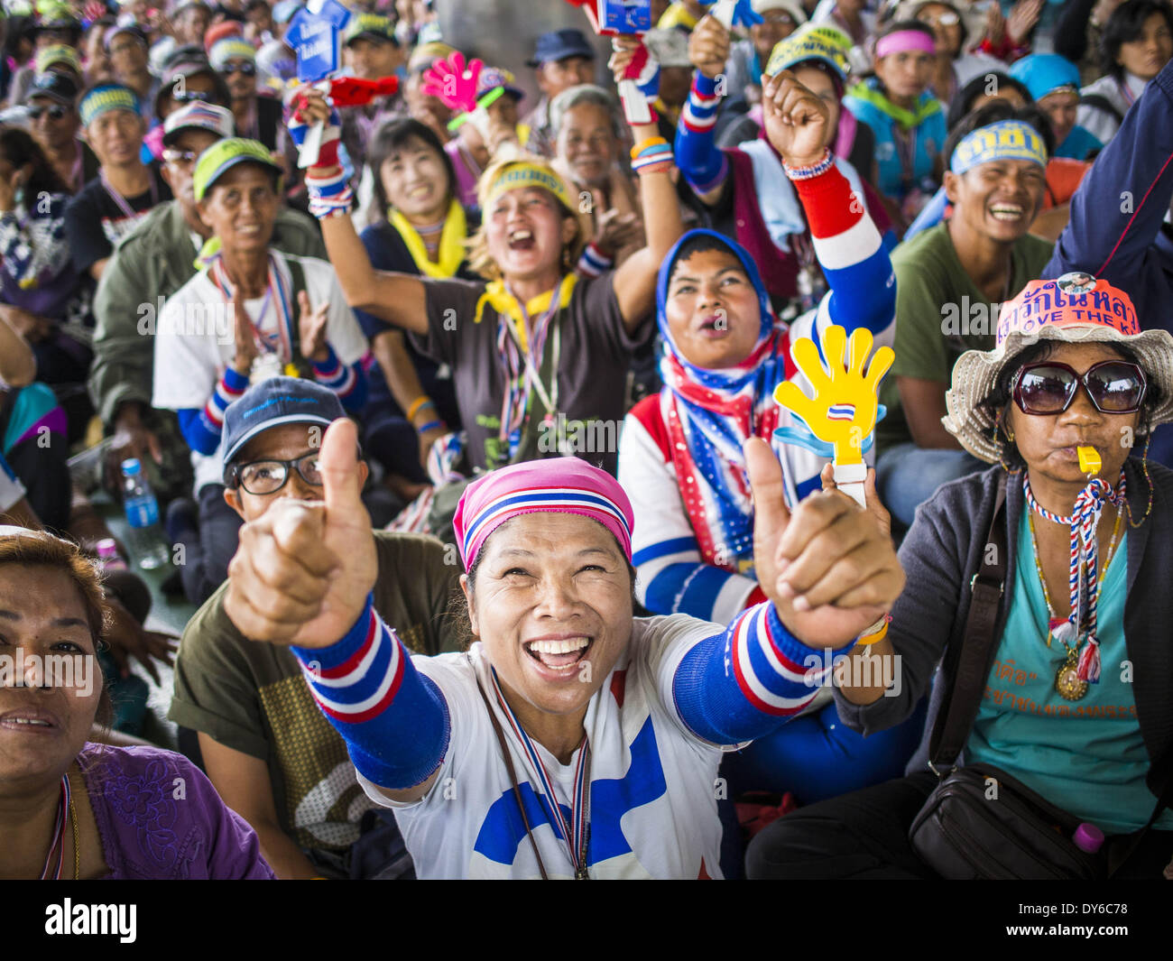 Bangkok, Nonthaburi, Thaïlande. 8Th apr 2014. Des manifestants anti-gouvernement bloquer l'entrée au ministère de la Justice à Bangkok. Plusieurs centaines de manifestants anti-gouvernement dirigé par Suthep Thaugsuban est allé au ministère de la Justice à Bangkok mardi. Suthep et les manifestants ont rencontré des représentants du ministère de la Justice et ont exprimé leur conviction que la vie politique thaïlandaise ont besoin d'être réformé et que la corruption doit être ''gravement attaqué.'' Les manifestants sont retournés à leur protestation en site principal dans le centre de Bangkok Lumpini Park après la réunion. Crédit : Jack Kurtz/ZUMAPRESS.com/Alamy vivre Banque D'Images