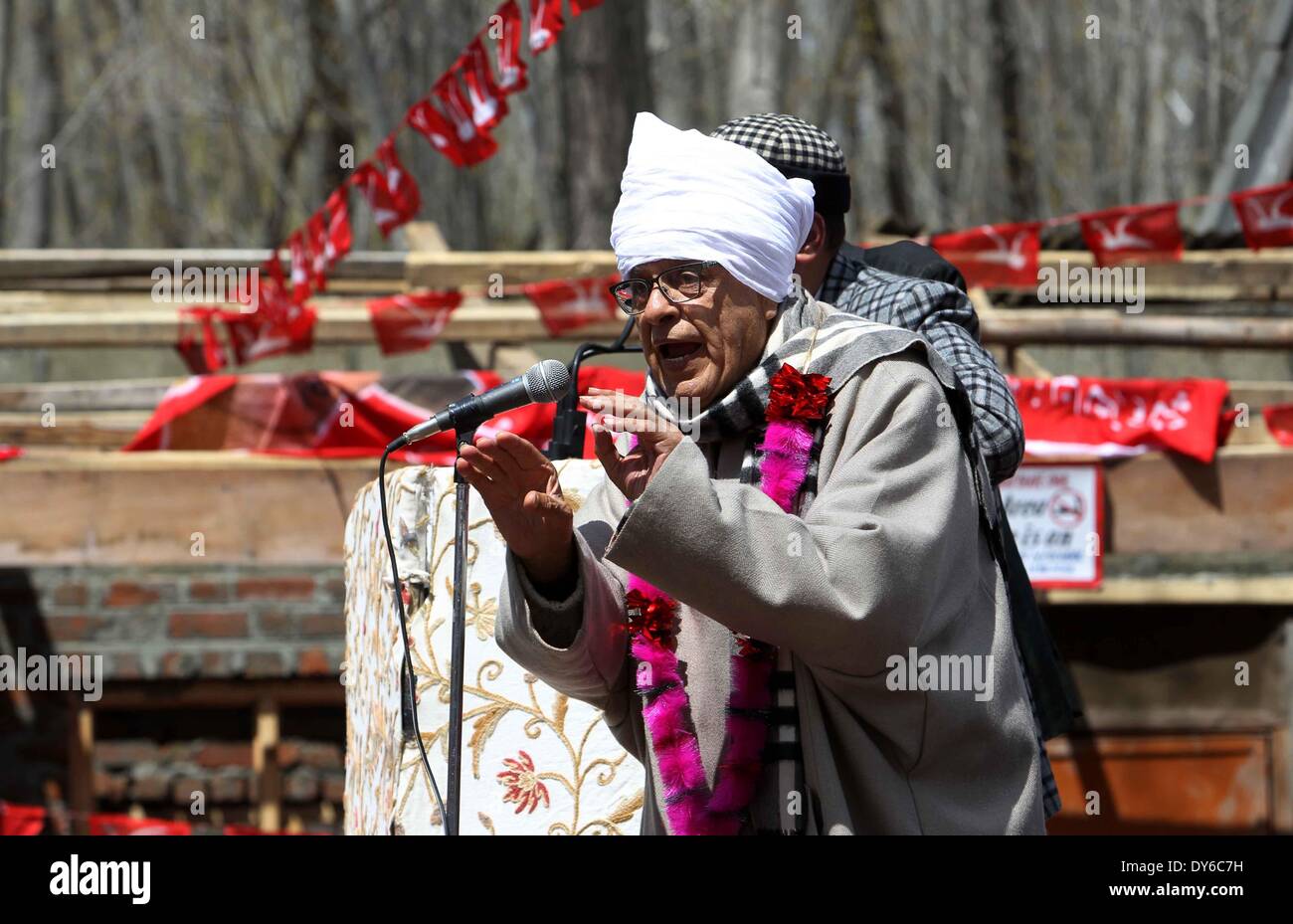 Srinagar, au Cachemire sous contrôle indien. 8Th apr 2014. Le ministre indien de l'énergie nouvelles et renouvelables Farooq Abdullah prend la parole lors d'un rassemblement dans la banlieue de Srinagar, la capitale d'été du Cachemire sous contrôle indien, le 8 avril 2014. Élection générale de l'Inde ont démarré le lundi. Credit : Javed Dar/Xinhua/Alamy Live News Banque D'Images