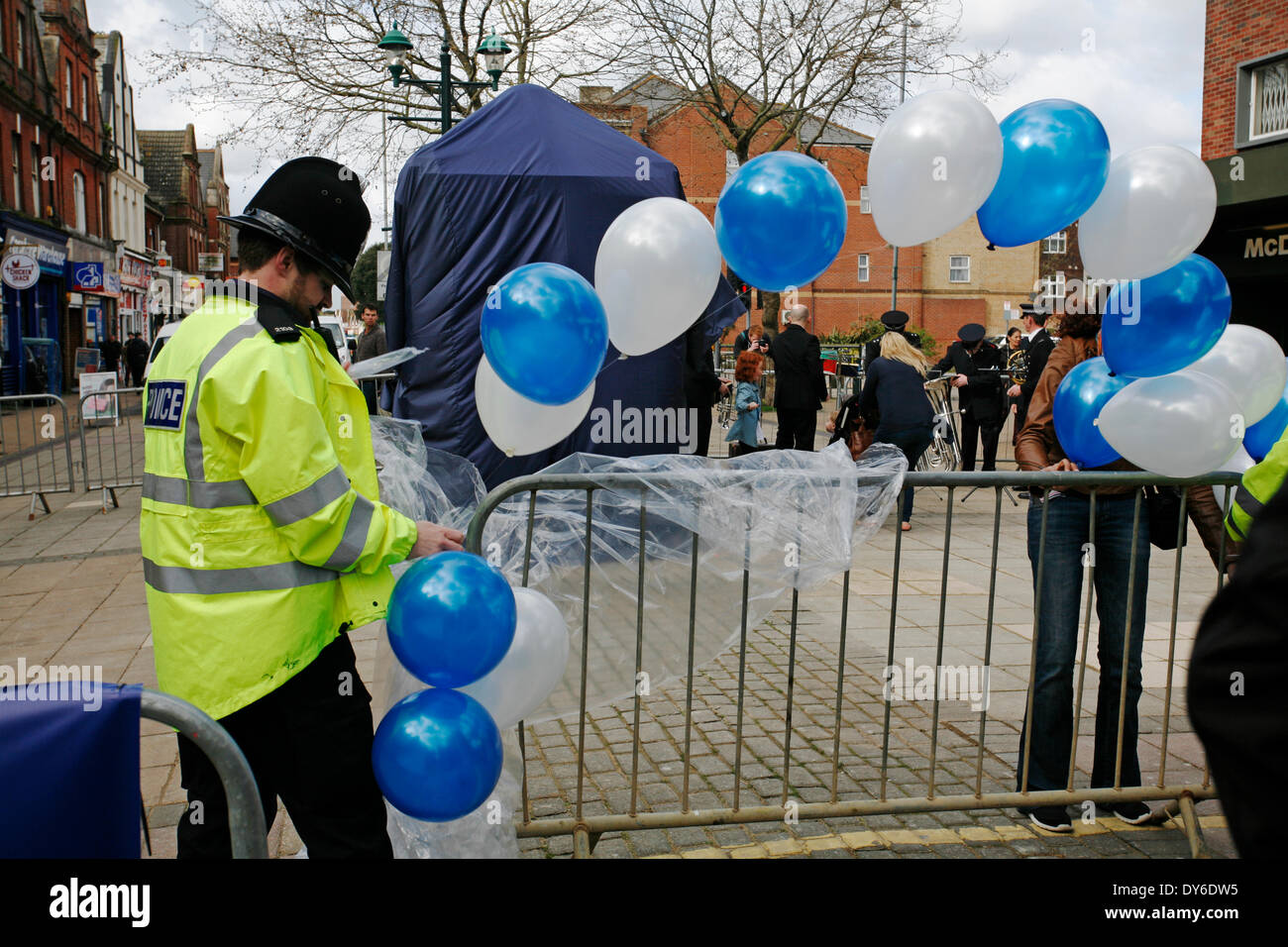 Boscombe, UK . Le 08 Avr, 2014. Le BOSCOMBE police tant attendu 'boîte' tardis est officiellement dévoilé au public par Bournemouth East MP Tobias Ellwood devant des dignitaires, des commerçants et des résidents. La police dit que le fort, l'un des deux seuls dans le pays d'exploitation, fournira une empreinte de police hautement visible à l'extrémité ouest de l'enceinte sur la route de Christchurch. Il sera régulièrement doté au cours de jour à temps partiel, et d'un téléphone connecté jaune va se connecter les membres du public à la Police du Dorset, à d'autres moments. Credit : Carolyn Jenkins/Alamy Live News Banque D'Images