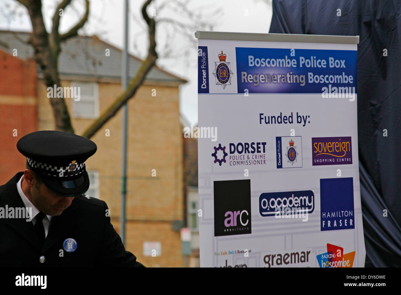 Boscombe, UK . Le 08 Avr, 2014. Le BOSCOMBE police tant attendu 'boîte' tardis est officiellement dévoilé au public par Bournemouth East MP Tobias Ellwood devant des dignitaires, des commerçants et des résidents. La police dit que le fort, l'un des deux seuls dans le pays d'exploitation, fournira une empreinte de police hautement visible à l'extrémité ouest de l'enceinte sur la route de Christchurch. Il sera régulièrement doté au cours de jour à temps partiel, et d'un téléphone connecté jaune va se connecter les membres du public à la Police du Dorset, à d'autres moments. Credit : Carolyn Jenkins/Alamy Live News Banque D'Images