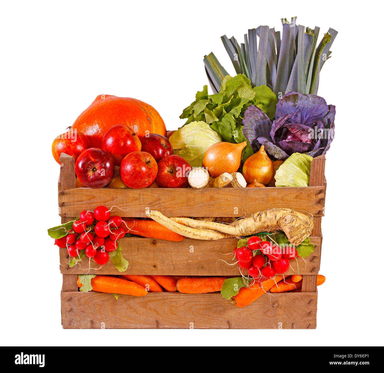 Les fruits et légumes frais dans panier isolé sur blanc. Banque D'Images
