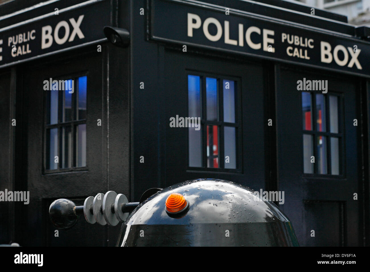 Boscombe, UK . Le 08 Avr, 2014. Le BOSCOMBE police tant attendu 'boîte' tardis est officiellement dévoilé au public par Bournemouth East MP Tobias Ellwood devant des dignitaires, des commerçants et des résidents. La police dit que le fort, l'un des deux seuls dans le pays d'exploitation, fournira une empreinte de police hautement visible à l'extrémité ouest de l'enceinte sur la route de Christchurch. Il sera régulièrement doté au cours de jour à temps partiel, et d'un téléphone connecté jaune va se connecter les membres du public à la Police du Dorset, à d'autres moments. Credit : Carolyn Jenkins/Alamy Live News Banque D'Images