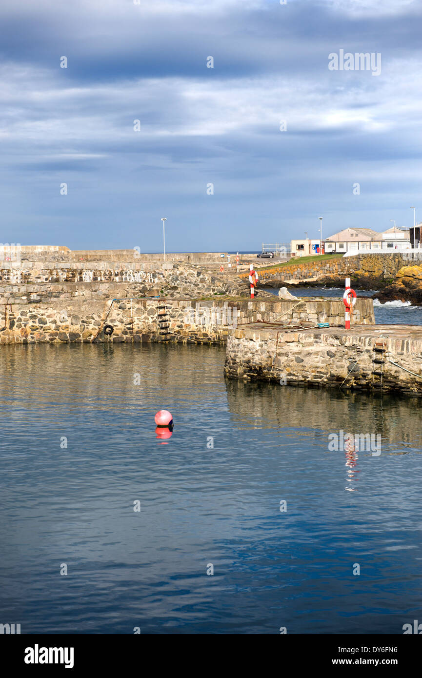 Le brise-lames et quai du port dans le village de Portsoy sur la côte d'Ecosse Aberdeenshire Banque D'Images