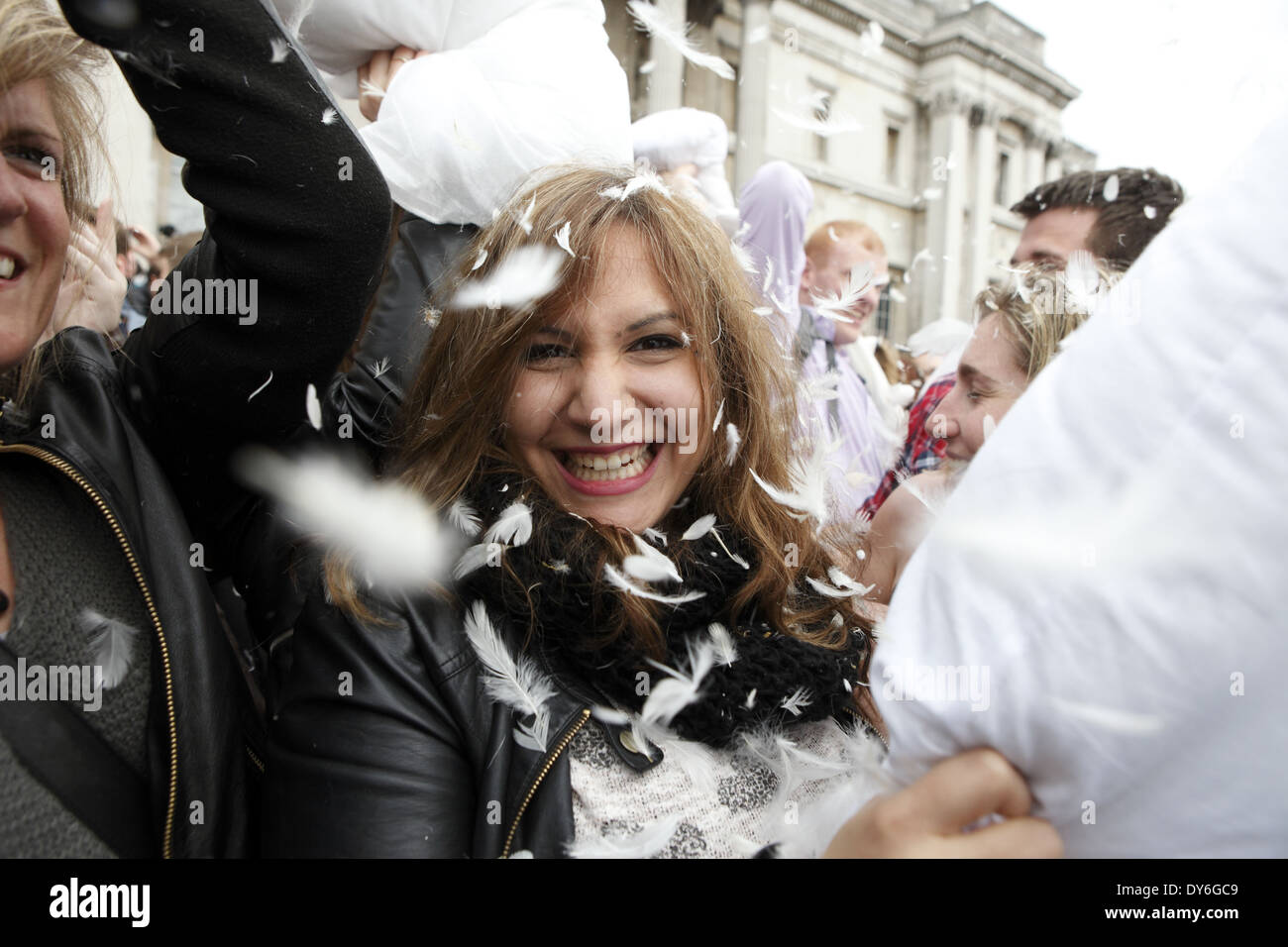 L'Annual International Pillow Fight flash mob organisé à Trafalgar Square à Londres le 5 avril, England, UK Banque D'Images