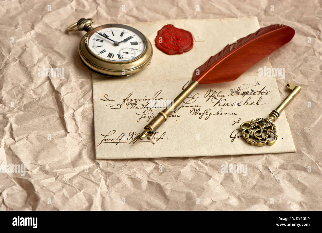 Ancienne lettre avec sceau en cire, vintage quill, réveil et clé Banque D'Images