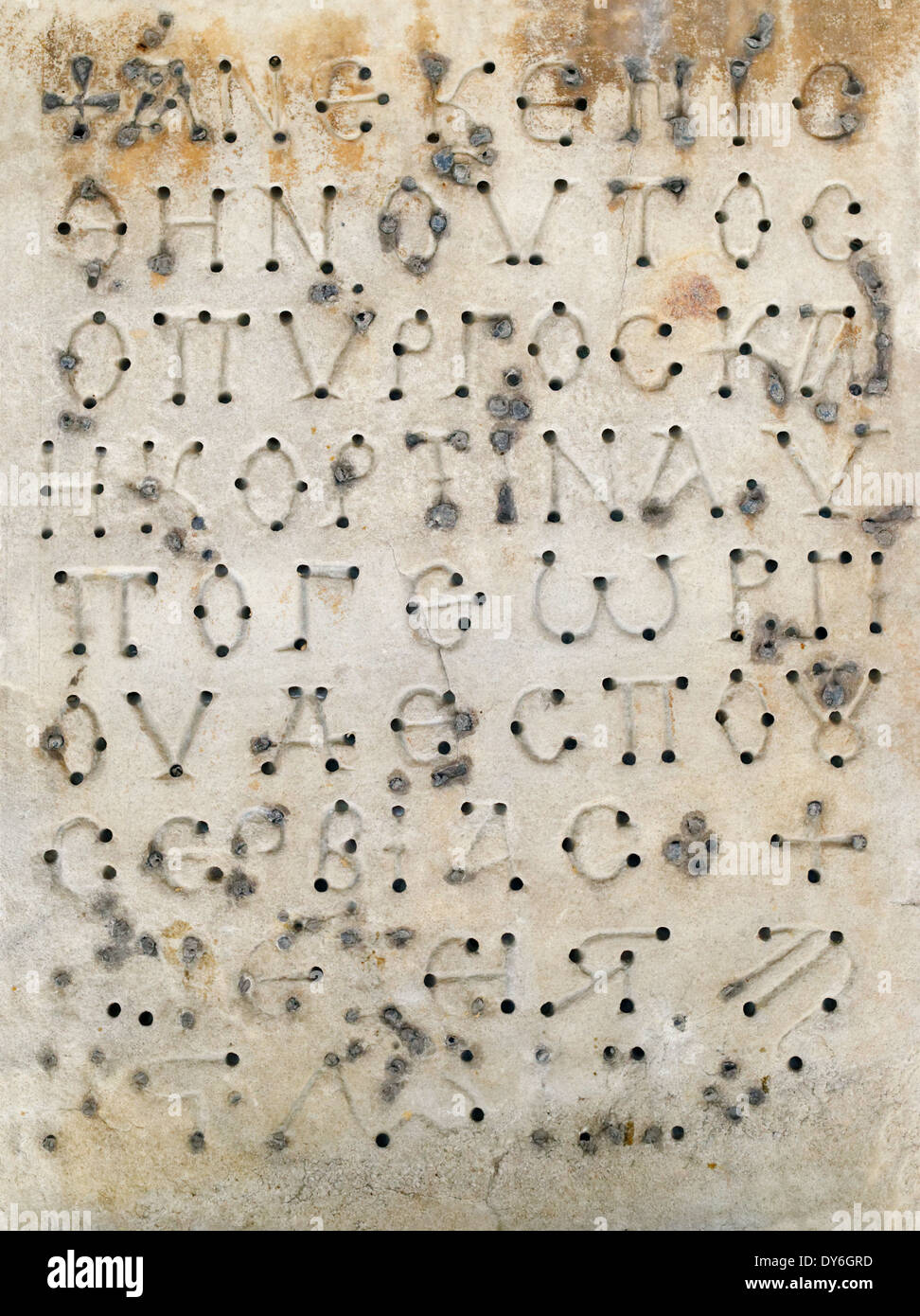 Milieux et de textures : inscriptions en grec sur une plaque de marbre, texte abrégé Banque D'Images