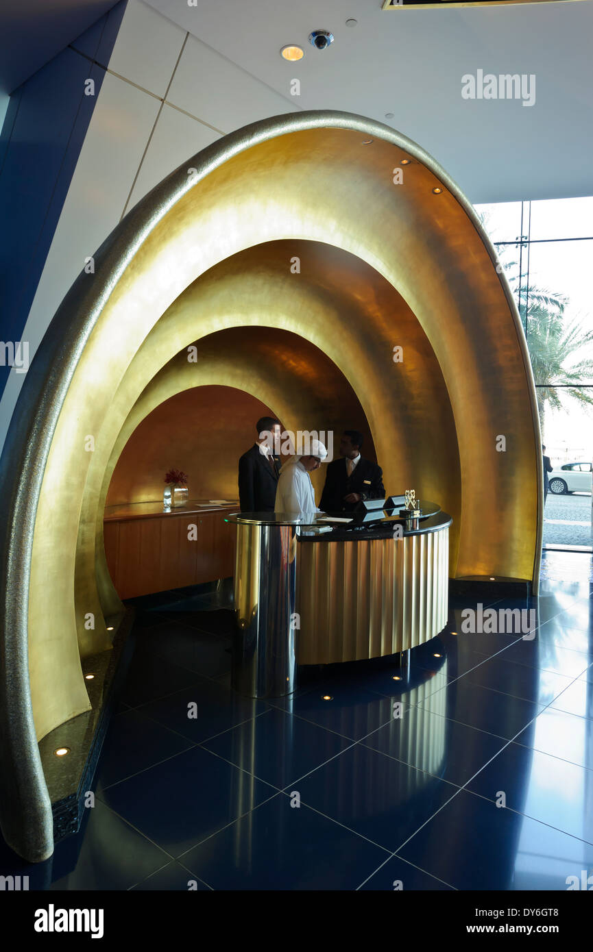 Service Concierge De L Hotel Burj Al Arab Dubai Emirats Arabes Unis Moyen Orient Photo Stock Alamy