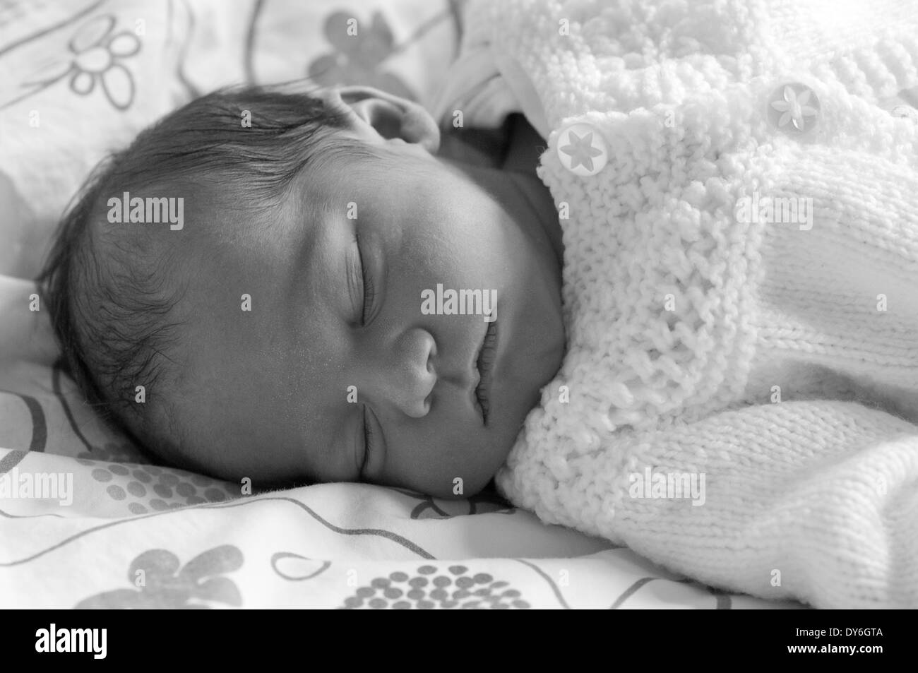 Portrait Noir Et Blanc D Un Bebe Nouveau Ne Fille Endormie Photo Stock Alamy Portrait Noir Et Blanc D Un Bebe Nouveau Ne Fille Endormie Photo Stock Alamy