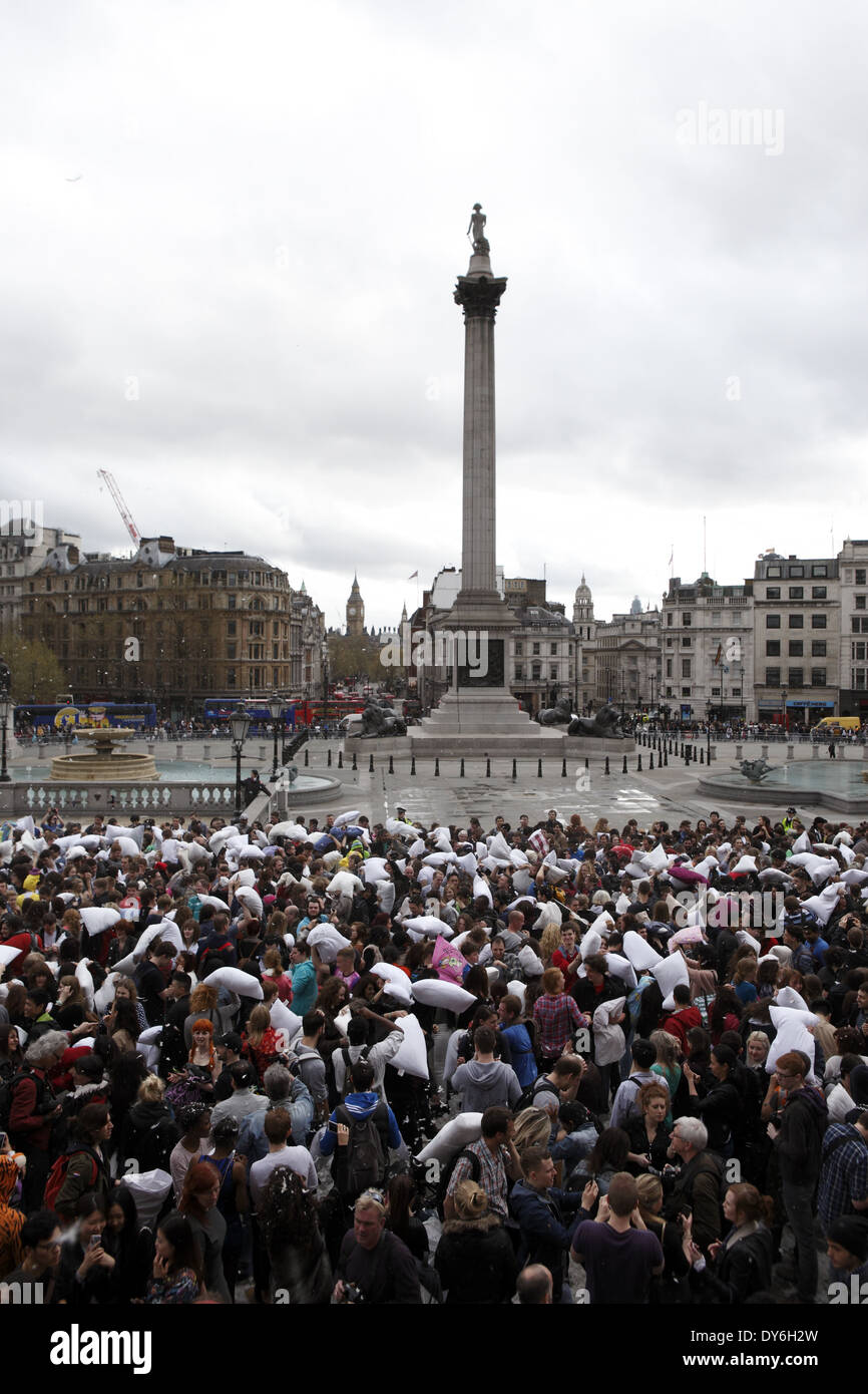 L'Annual International Pillow Fight flash mob organisé à Trafalgar Square à Londres le 5 avril, England, UK Banque D'Images