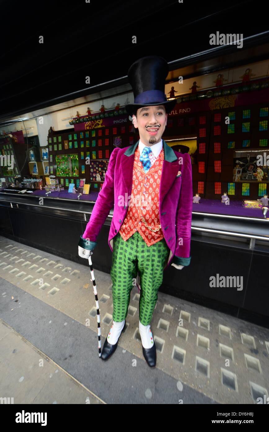 Angleterre Londres, 8 mars 2014:Wonka,Ross Dawes au 50e anniversaire de Roald Dahl, Charlie et la Chocolaterie, les acteurs de l'hit West End Musical dévoilera un 6m x 1.7m, biscuit chocolat comestible version d'usine de chocolat de Willy Wonka dans la fenêtre principale de Waterstones Piccadilly à Londres , Photo de voir Li/Alamy Live News Banque D'Images