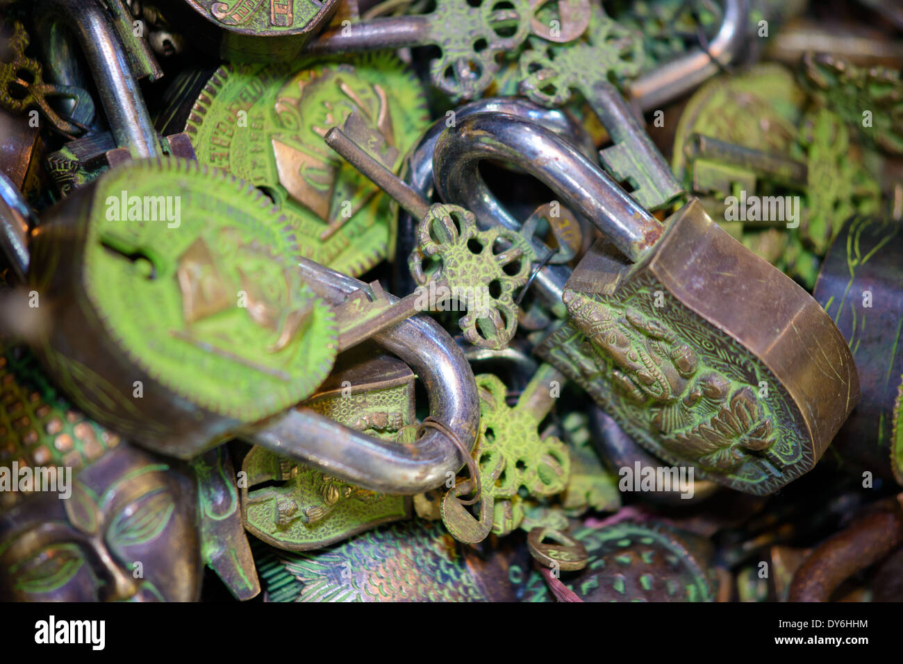 Milieux et de textures : assorted cadenas et clés, diverses formes et tailles, la sécurité et l'accès abstract Banque D'Images