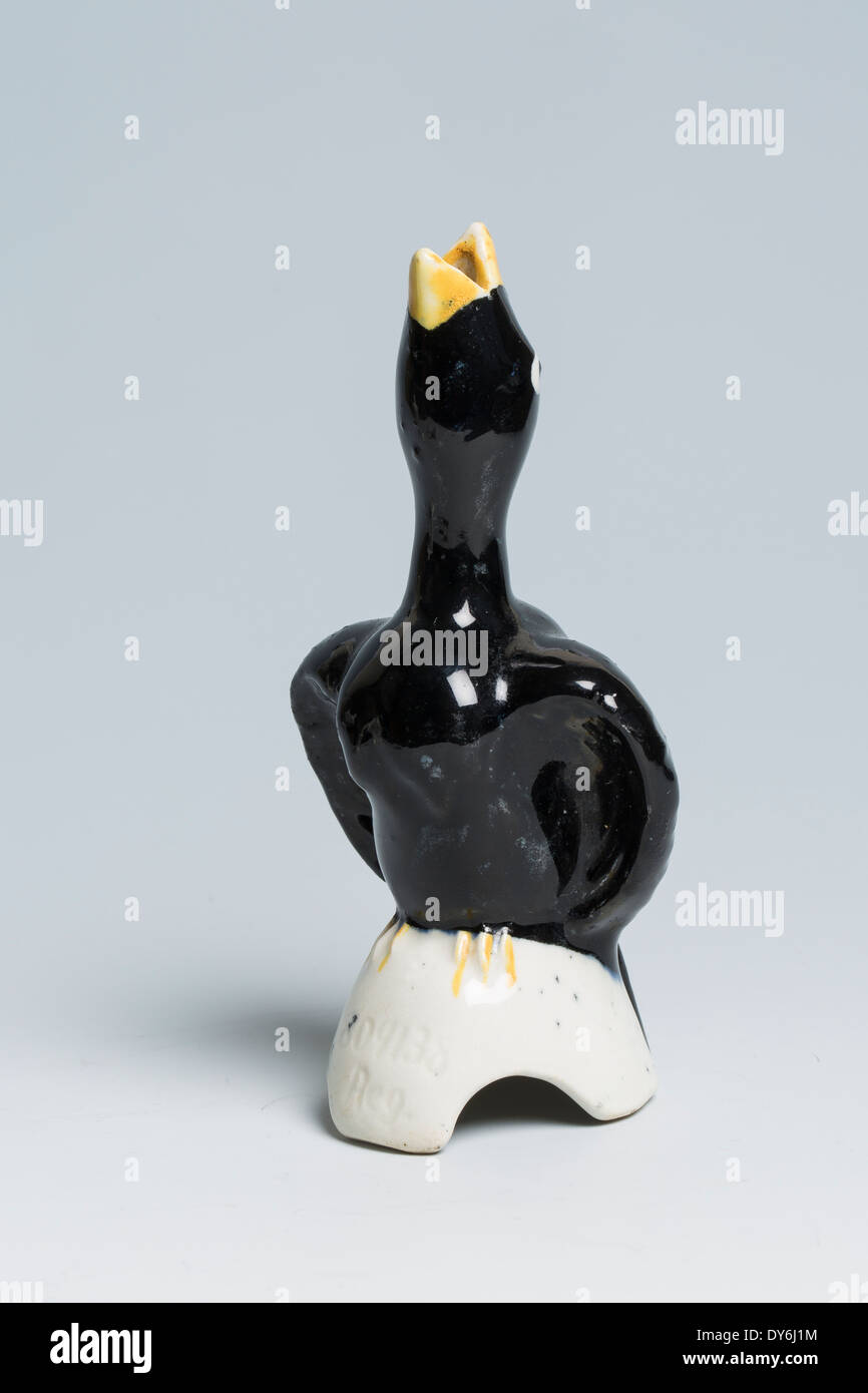 Entonnoir à tarte en forme de blackbird par Clarice Cliff Banque D'Images