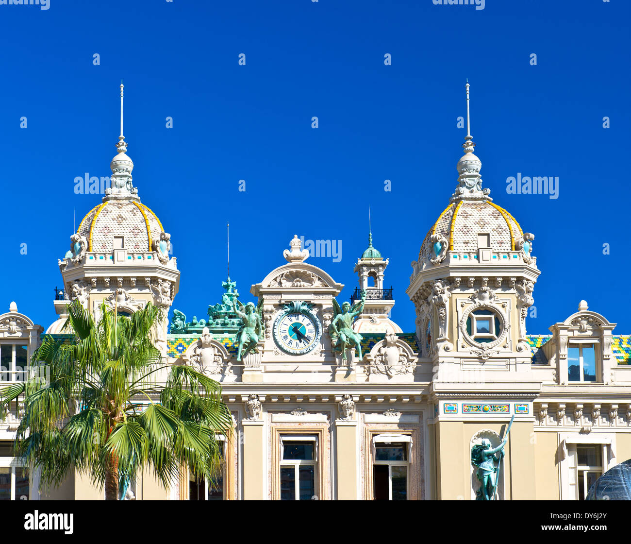 Grand Casino de Monte Carlo, Monaco. détail de bâtiment historique sur ciel bleu Banque D'Images