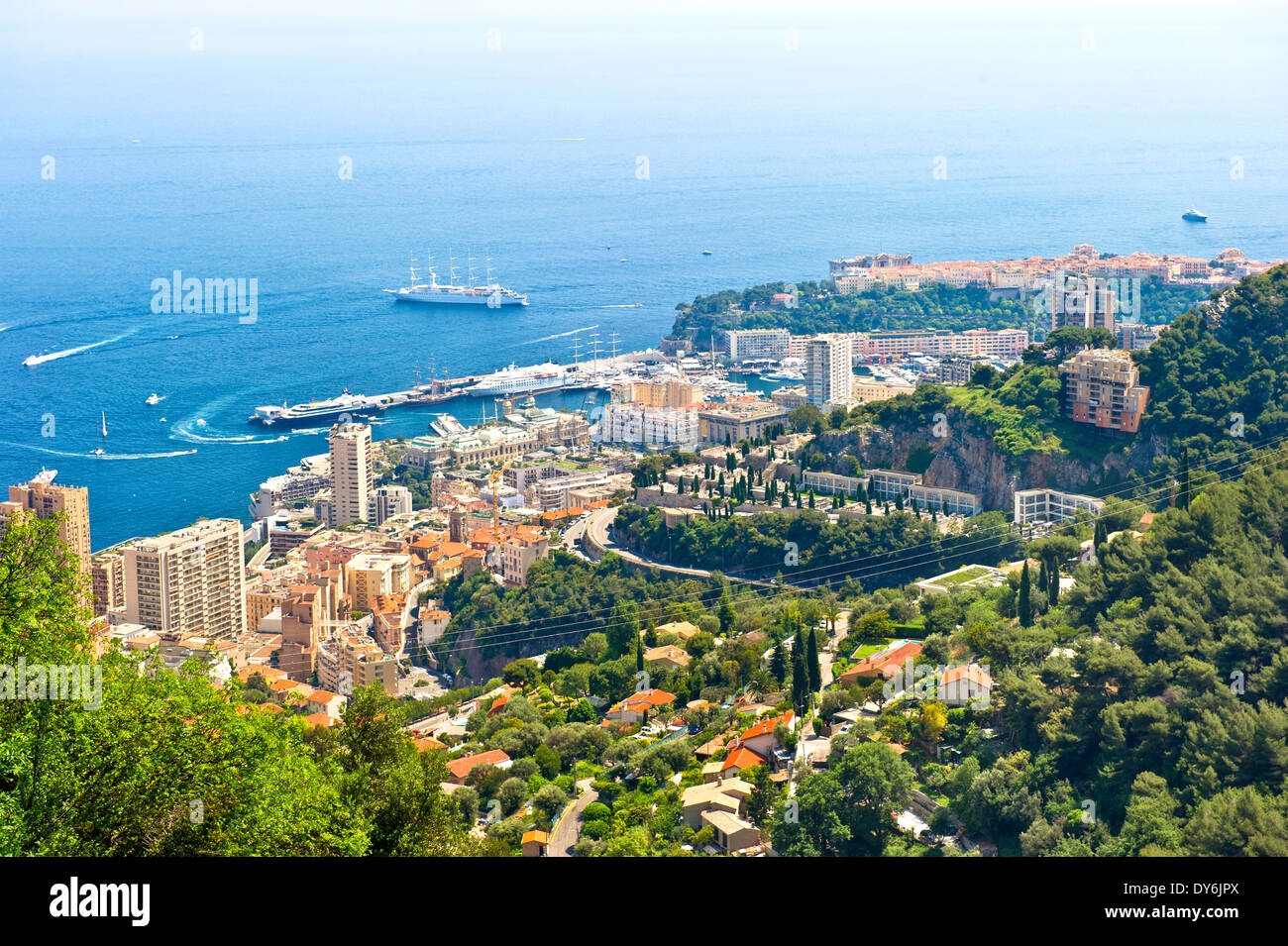 Vue panoramique de Monaco avec casino, palace et le port. Côte d'Azur french riviera. Banque D'Images