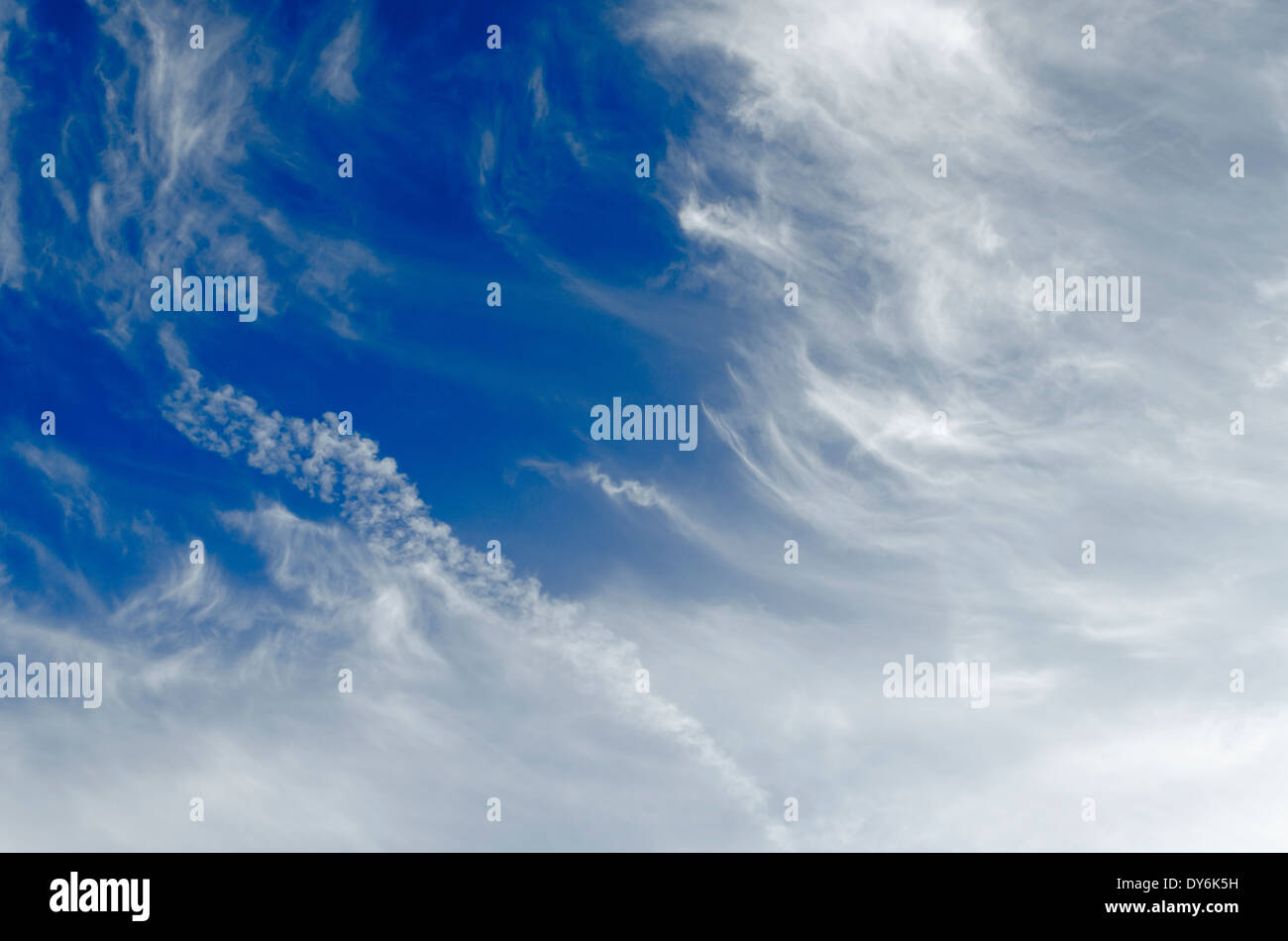 nuages blancs tourbillonnants dans un ciel bleu Banque D'Images