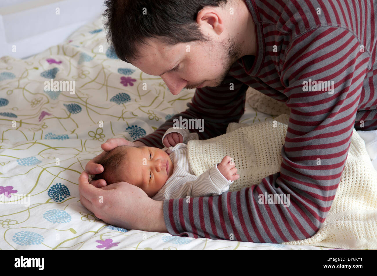 Père de câlins et en regardant sa fille de bébé nouveau-né Banque D'Images