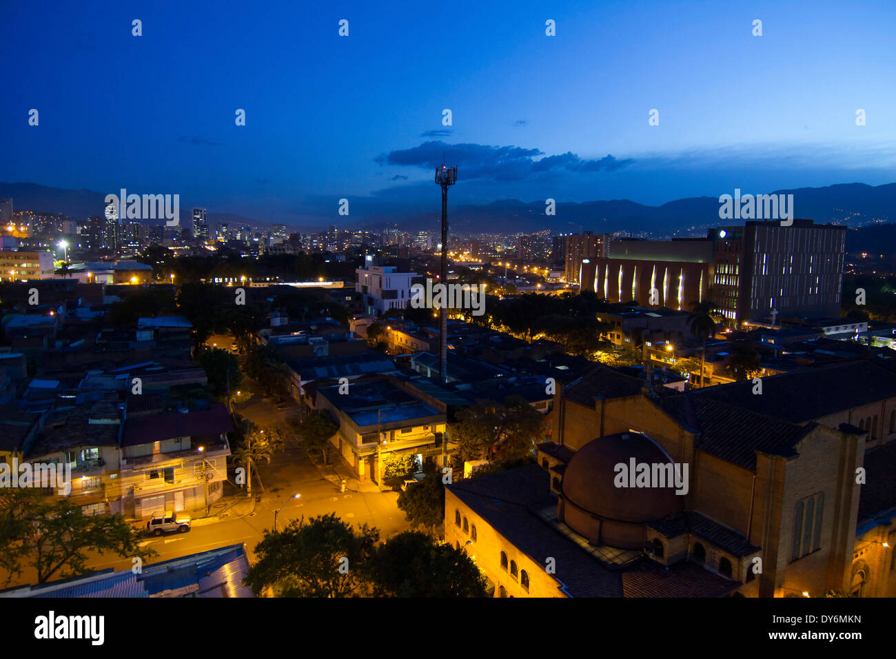 Le centre-ville de Medellin au coucher du soleil Banque D'Images