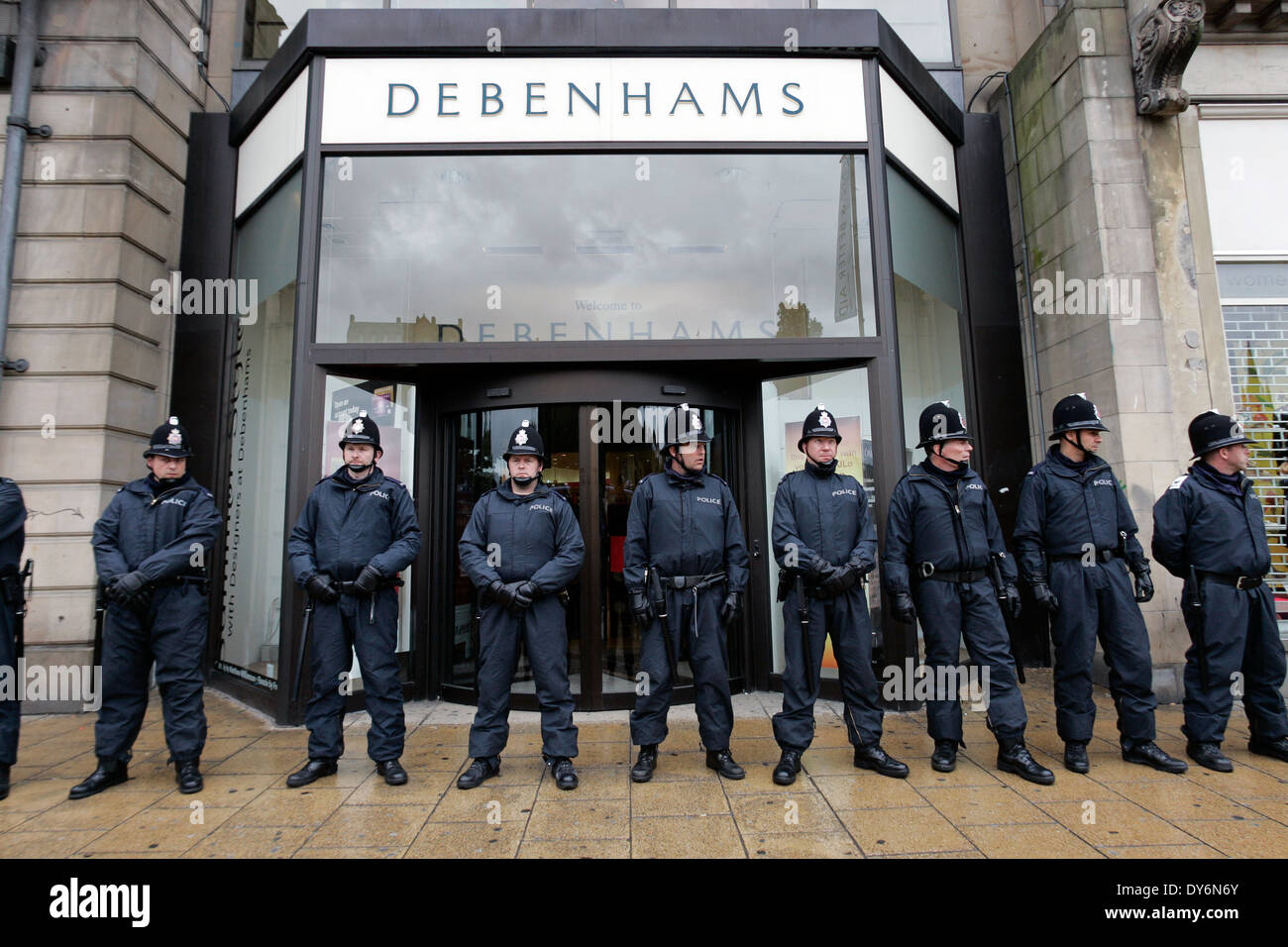 La ligne de la police de la route de la pauvreté de protestation contre le sommet du G8 à Edimbourg. Banque D'Images