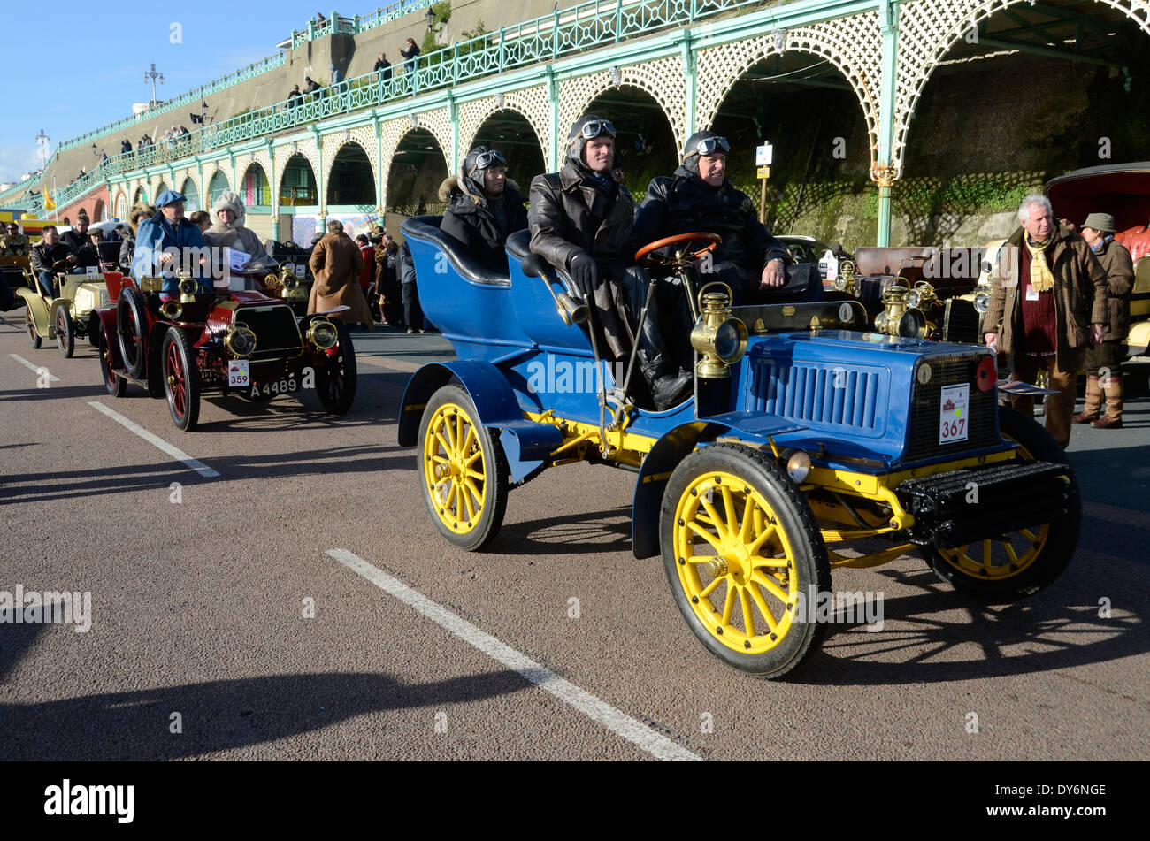 Voitures vétérans de pré-1905 arrivant à Brighton à la fin de la course London to Brighton Veteran car. Banque D'Images