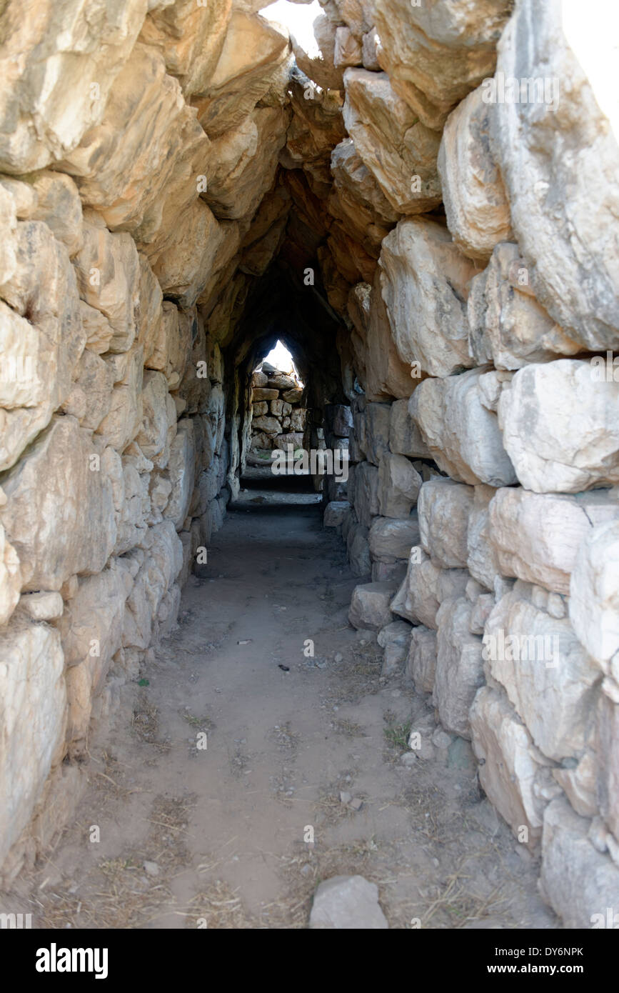 L'est chambres voûtées ou casemates construites en remparts forteresse mycénienne Tirynthe Péloponnèse, Grèce, éventuellement le Banque D'Images