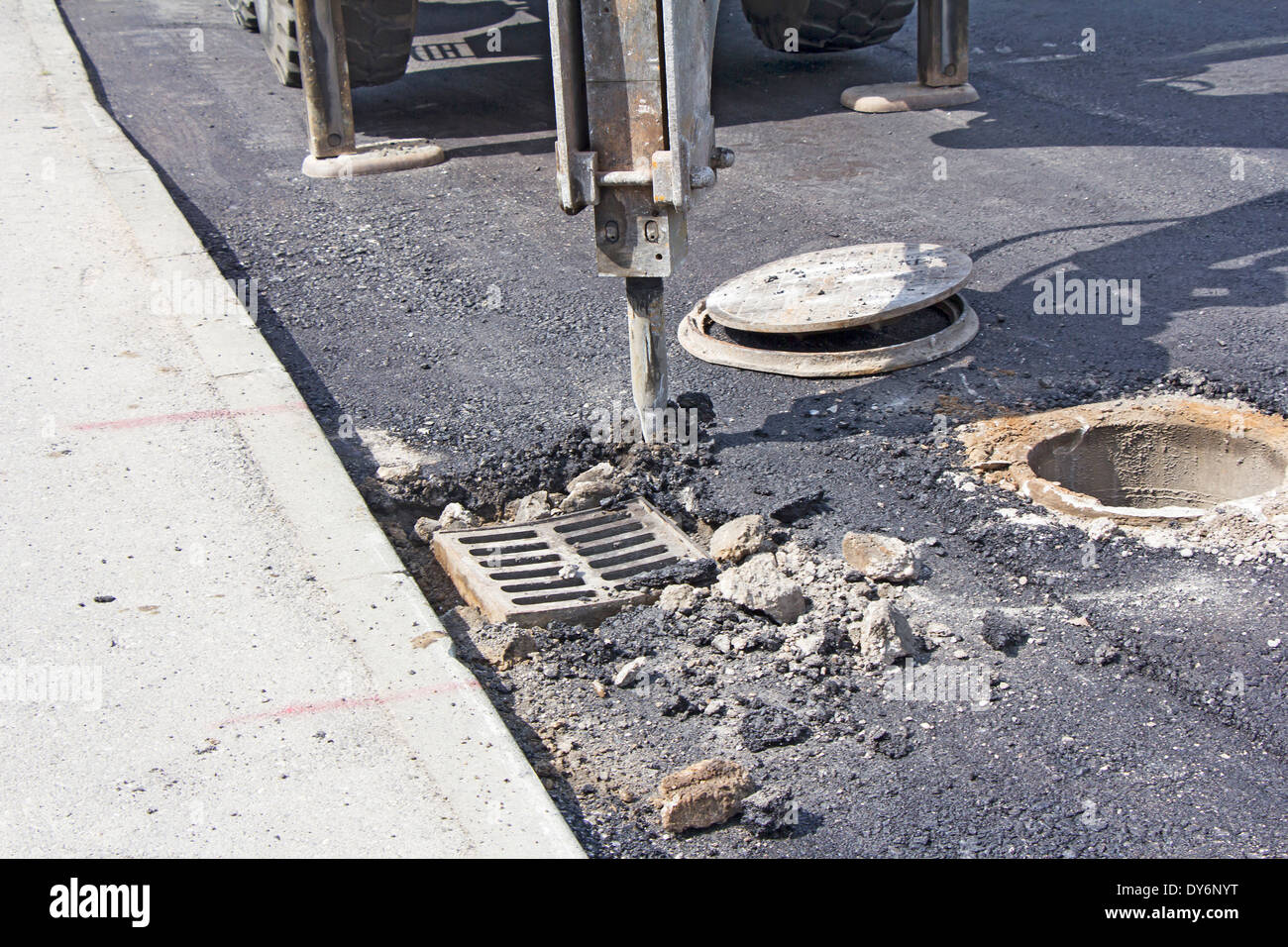 La rupture du revêtement en asphalte avec jack hammer Banque D'Images